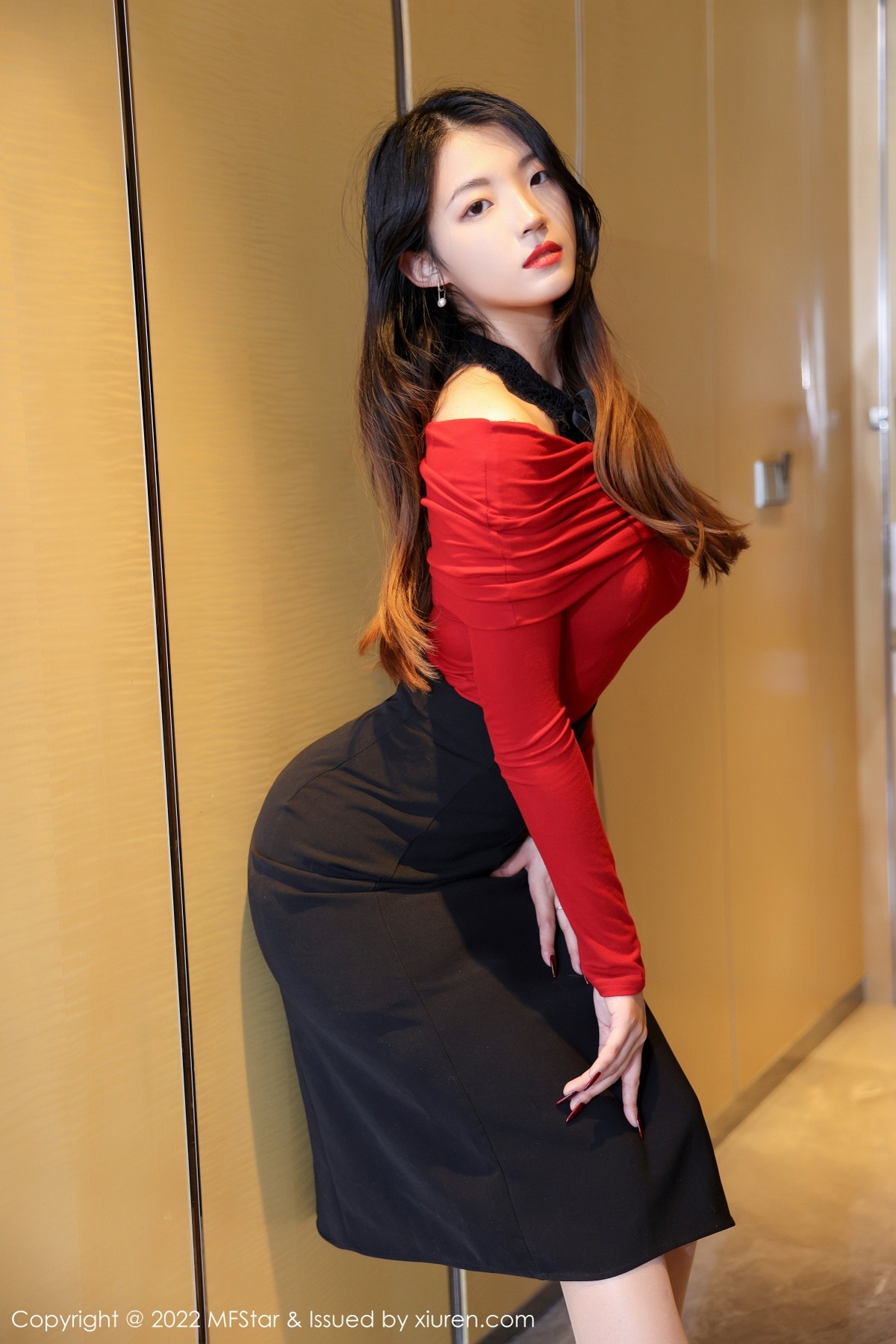 xgyw.top_[MFStar模范学院]Vol.554_模特羽仁鹿性感红色上衣配黑短裙半脱露黑色蕾丝内衣诱惑写真58P