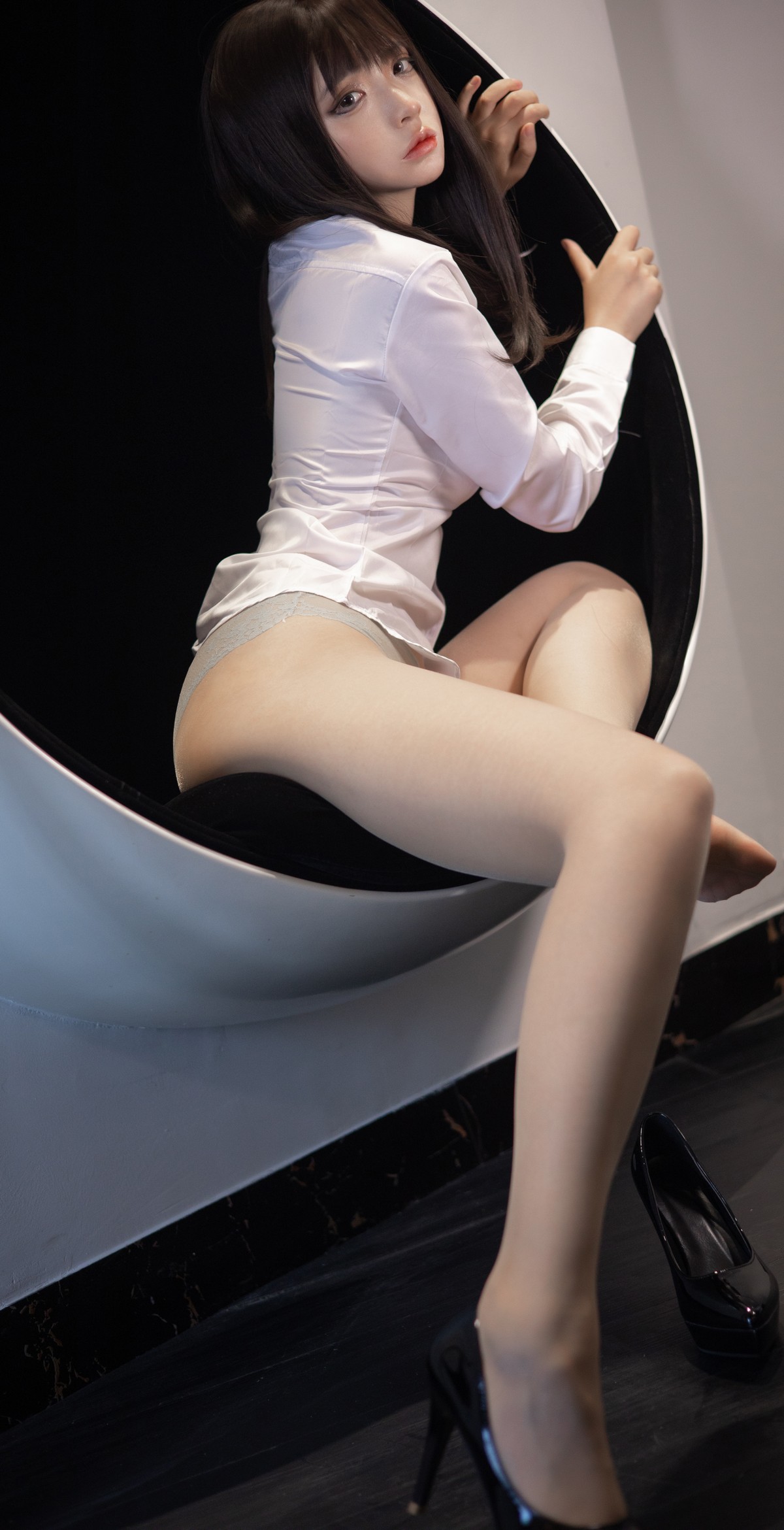 xgyw.top_网络美女疯猫ss职业ol主题私房白衬衣配黑长裤半脱露超薄肉丝秀翘臀诱惑写真40P