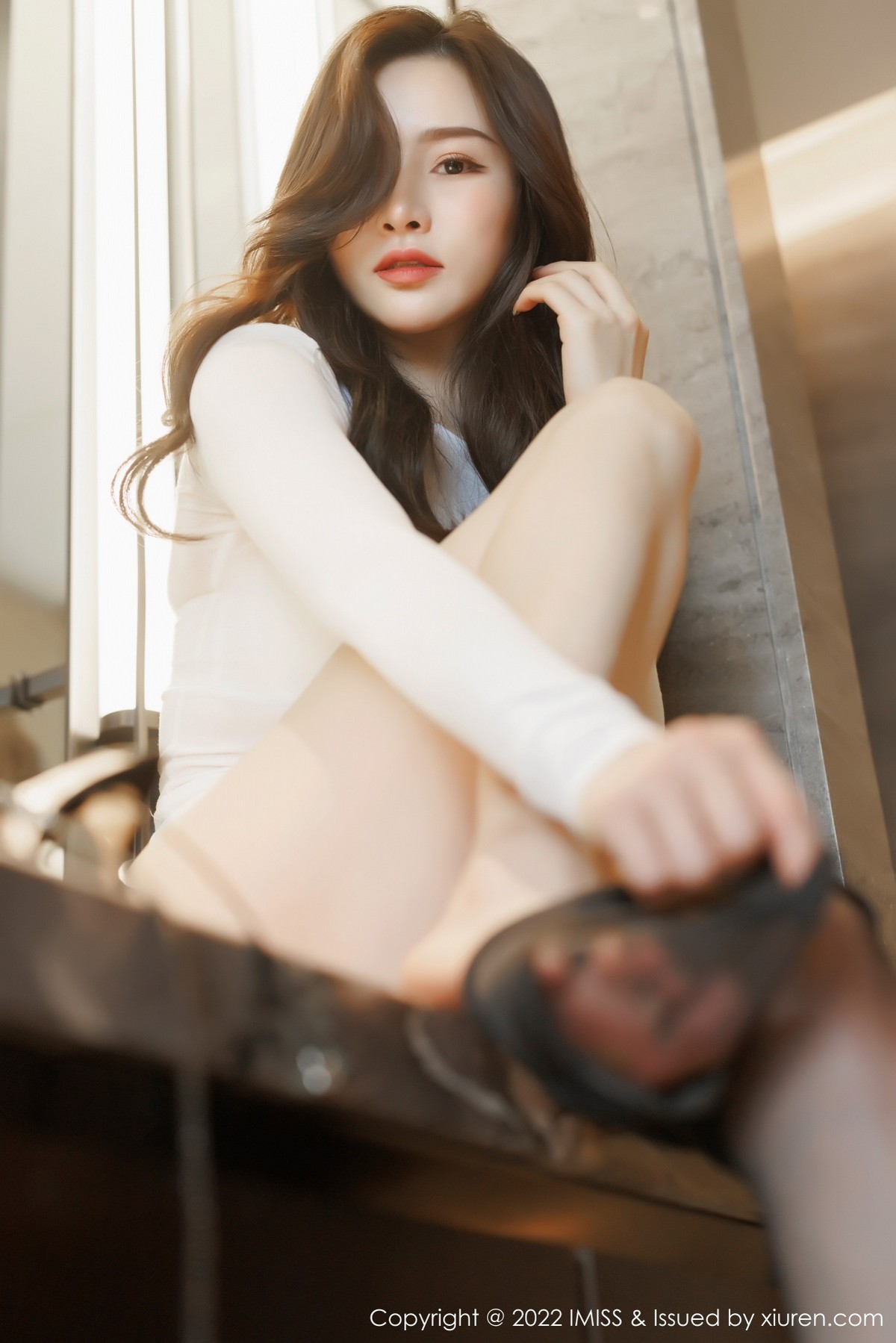 xgyw.top_[IMISS爱蜜社]Vol.668_气质美女Vanessa典雅白色服饰配黑短裙露蕾丝内衣性感迷人写真64P