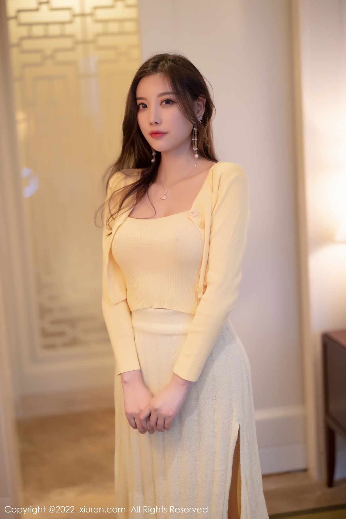 xgyw.top_XiuRen第4654期_女神杨晨晨Yome淡黄色上衣配长裙原色丝袜秀完美身材诱惑写真77P