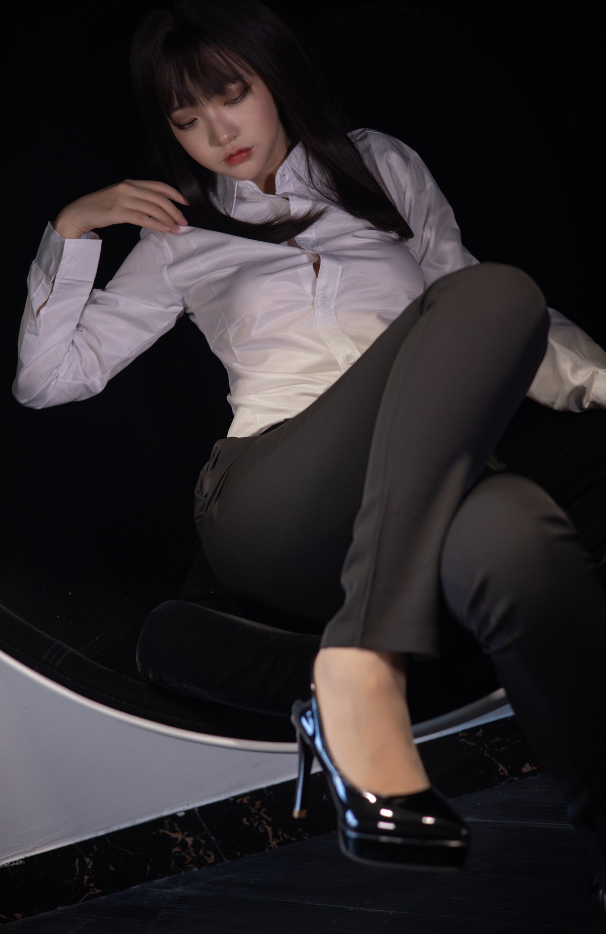xgyw.top_网络美女疯猫ss职业ol主题私房白衬衣配黑长裤半脱露超薄肉丝秀翘臀诱惑写真40P