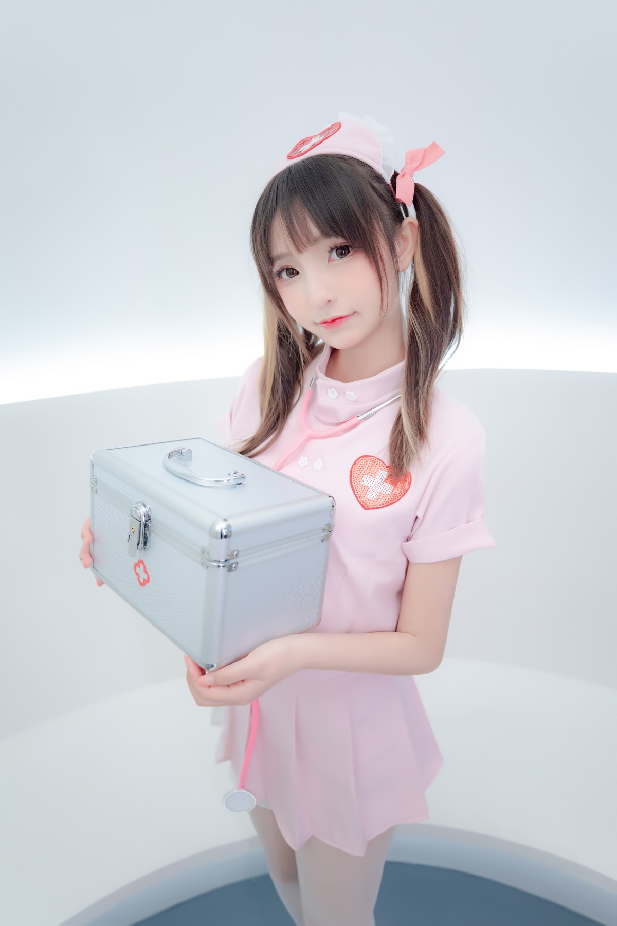 xgyw.top_萝莉美女神楽坂真冬白丝护士身心平衡主题性感粉色护士装配超薄白丝诱惑写真150P