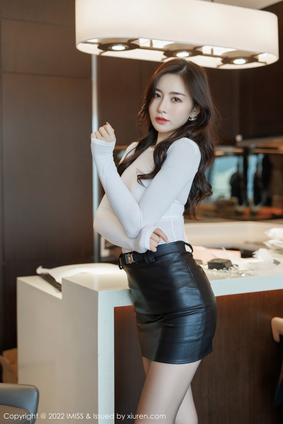 xgyw.top_[IMISS爱蜜社]Vol.668_气质美女Vanessa典雅白色服饰配黑短裙露蕾丝内衣性感迷人写真64P
