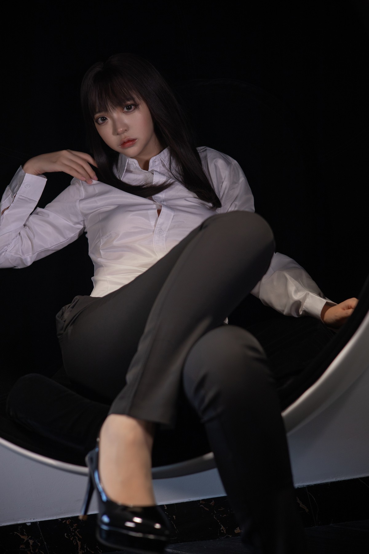 xgyw.top_网络美女疯猫ss职业ol主题私房白衬衣配黑长裤半脱露超薄肉丝秀翘臀诱惑写真40P