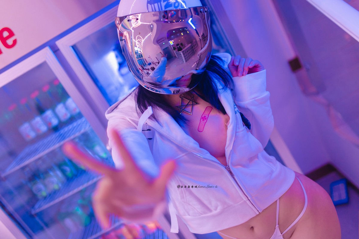 xgyw.top_动漫博主柒柒要乖哦骑行少女主题性感白色真空外套露豪乳遮点极致诱惑写真47P