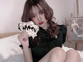 动漫博主柒柒要乖哦辣妹中式主题私人性感黑中式配黑色丝袜袜半脱秀蜜桃臀骚扰写真46P