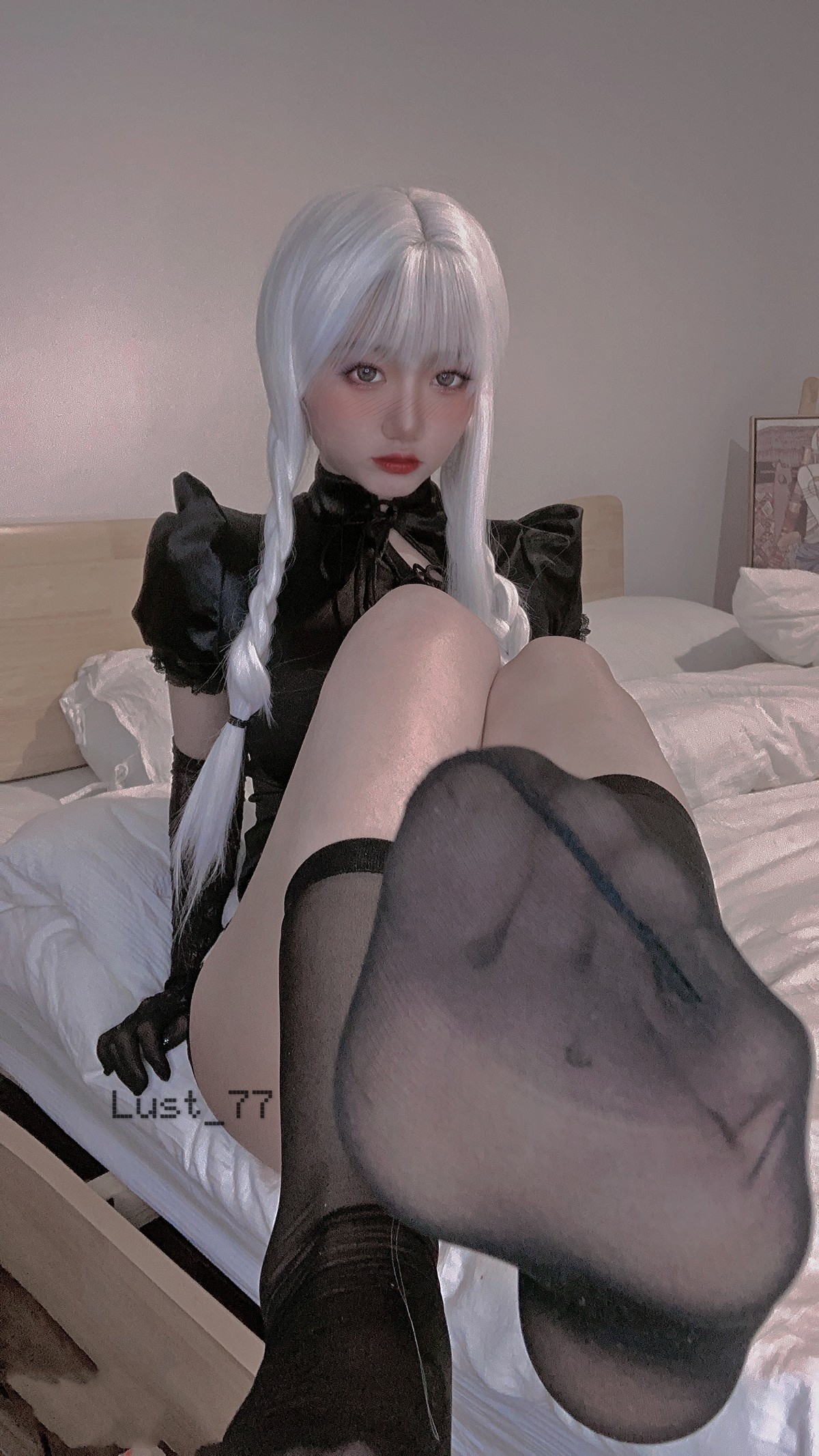 xgyw.top_动漫博主柒柒要乖哦辣妹旗袍主题私房性感黑旗袍配黑丝袜半脱秀翘臀诱惑写真46P