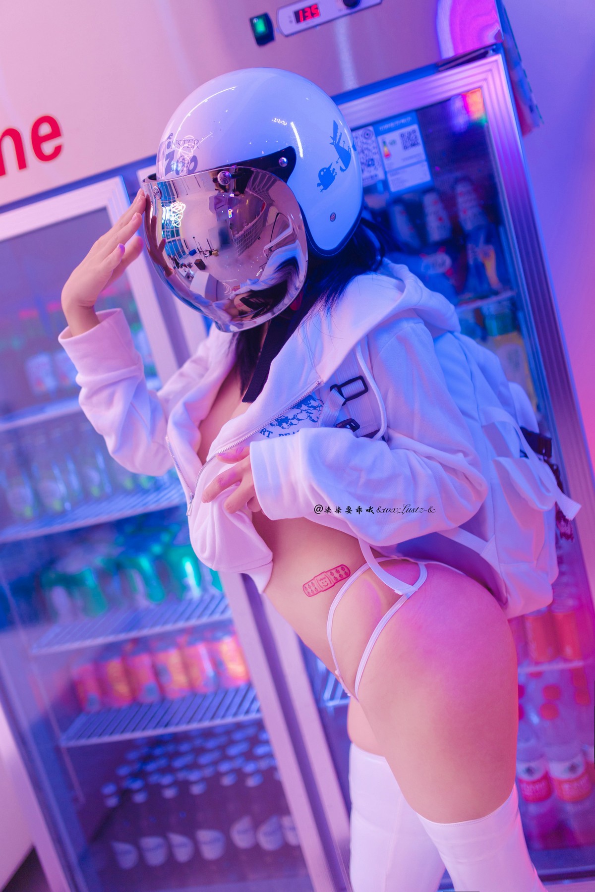 xgyw.top_动漫博主柒柒要乖哦骑行少女主题性感白色真空外套露豪乳遮点极致诱惑写真47P
