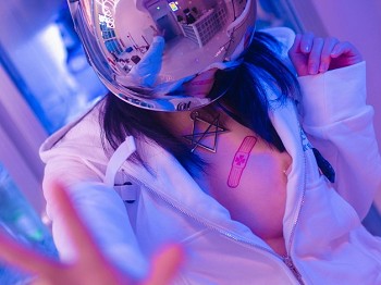动漫博主柒柒要乖哦骑行少女主题性感白色真空外套露豪乳遮点极致骚扰写真47P