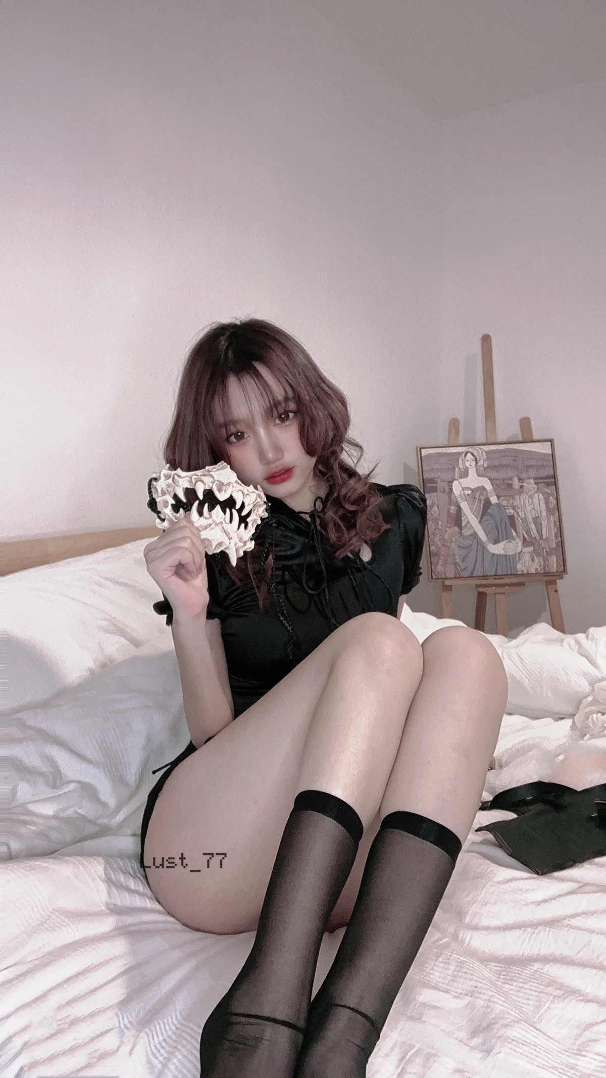 xgyw.top_动漫博主柒柒要乖哦辣妹旗袍主题私房性感黑旗袍配黑丝袜半脱秀翘臀诱惑写真46P