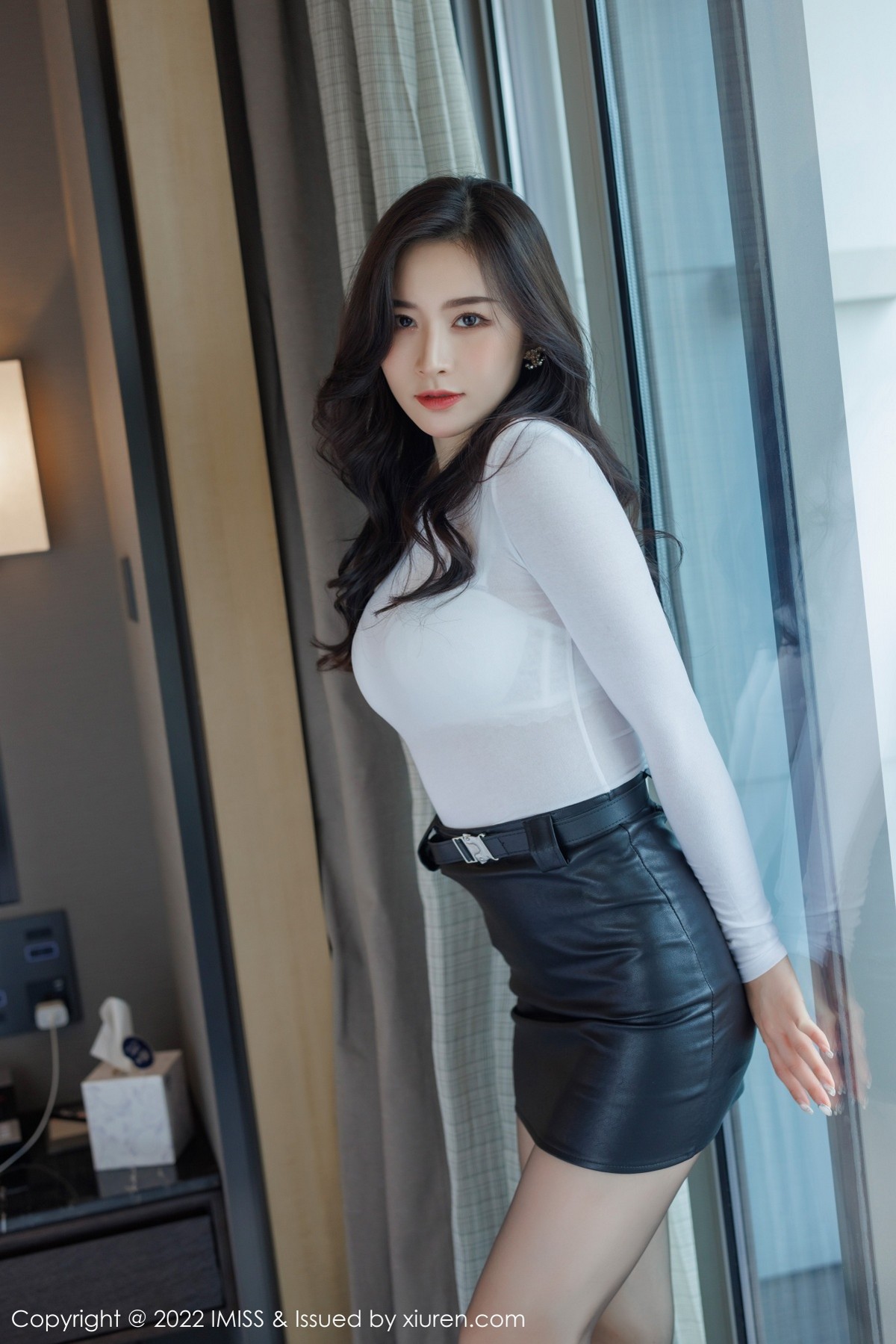 xgyw.top_[IMISS爱蜜社]Vol.668_气质美女Vanessa典雅白色服饰配黑短裙露蕾丝内衣性感迷人写真64P