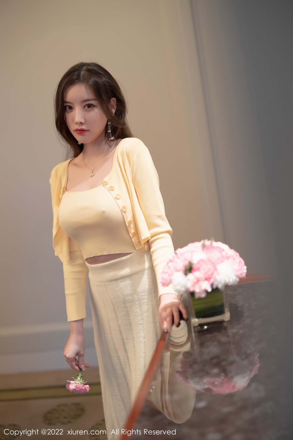 xgyw.top_XiuRen第4654期_女神杨晨晨Yome淡黄色上衣配长裙原色丝袜秀完美身材诱惑写真77P