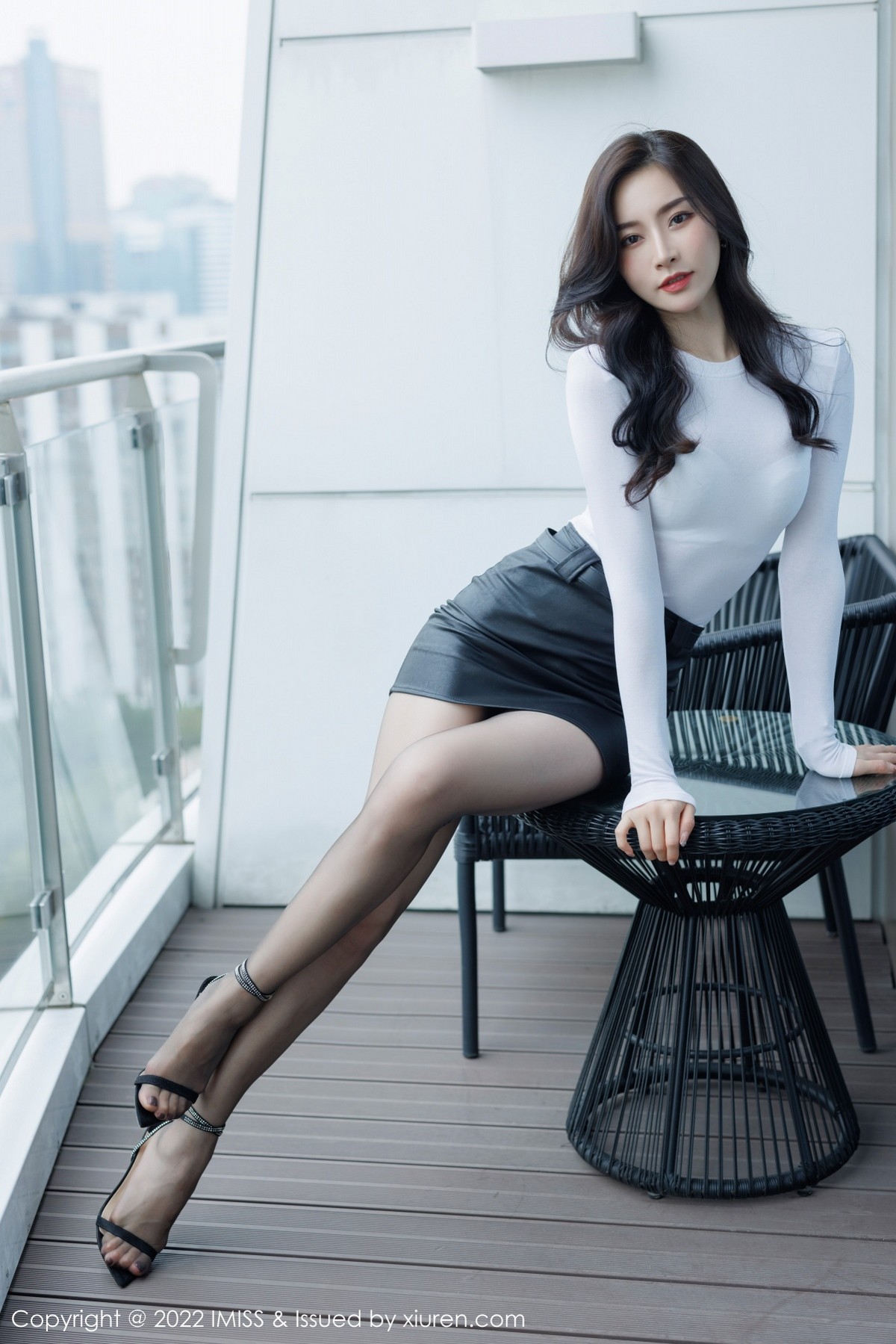 xgyw.top_[IMISS爱蜜社]Vol.668_气质美女Vanessa典雅白色服饰配黑短裙露蕾丝内衣性感迷人写真64P