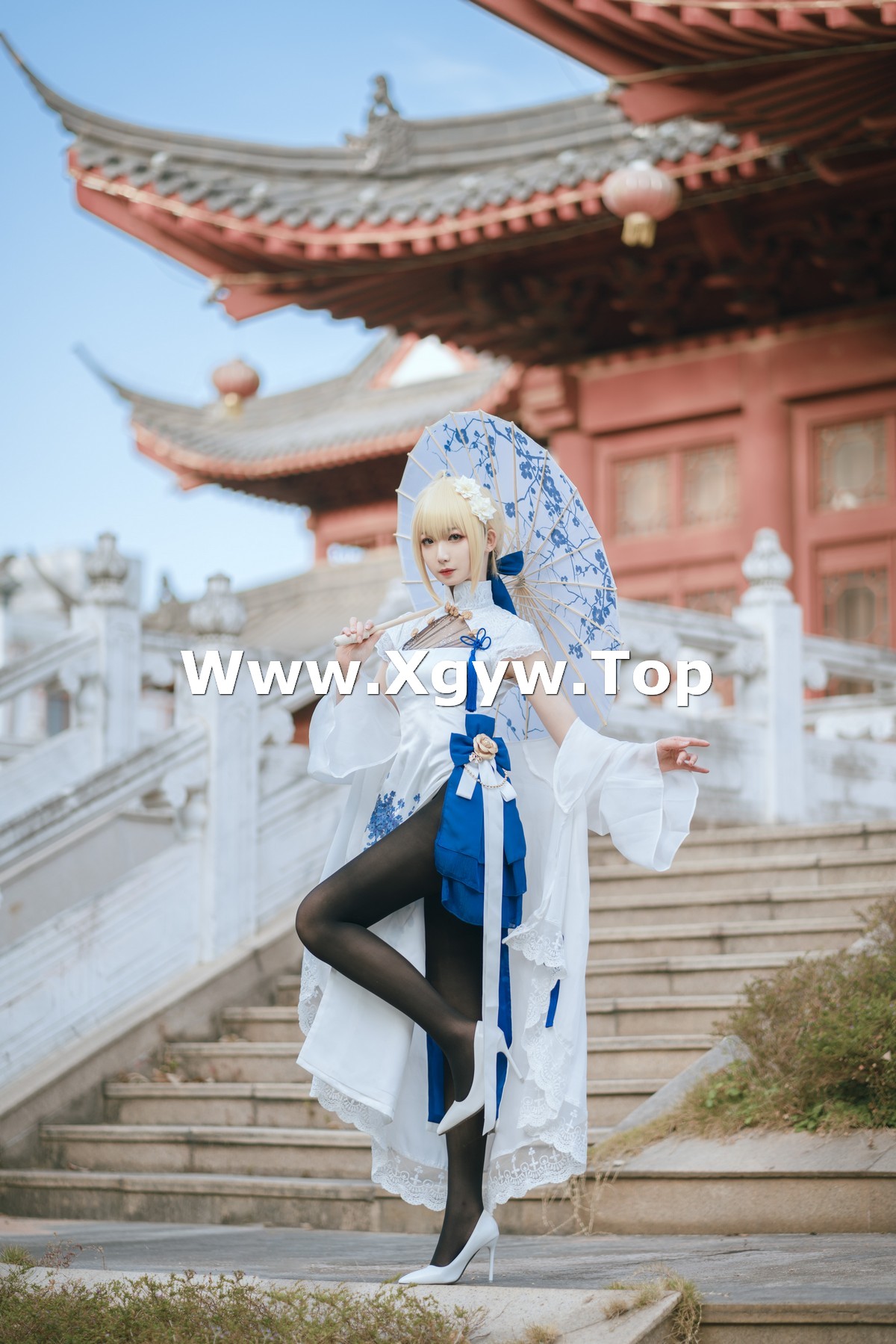 xgyw.top_动漫博主封疆疆v-saber旗袍主题户外白旗袍配黑丝裤袜秀完美身材诱惑写真34P