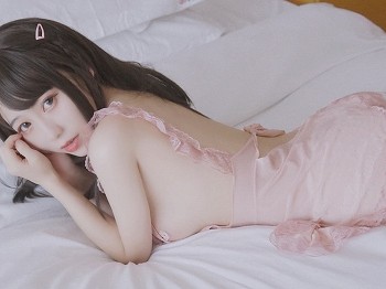 网络青春美女Usejan(蓝蓝)粉色创可贴主题私人粉色真空裙露傲人豪乳遮点骚扰写真33P