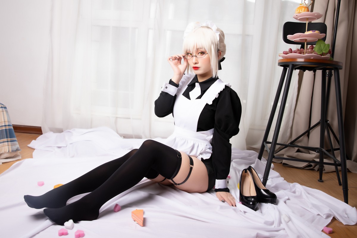 xgyw.top_动漫博主洛璃LoLiSAMA-BX女仆主题私房性感黑色女仆装配黑丝袜丰满诱惑写真40P