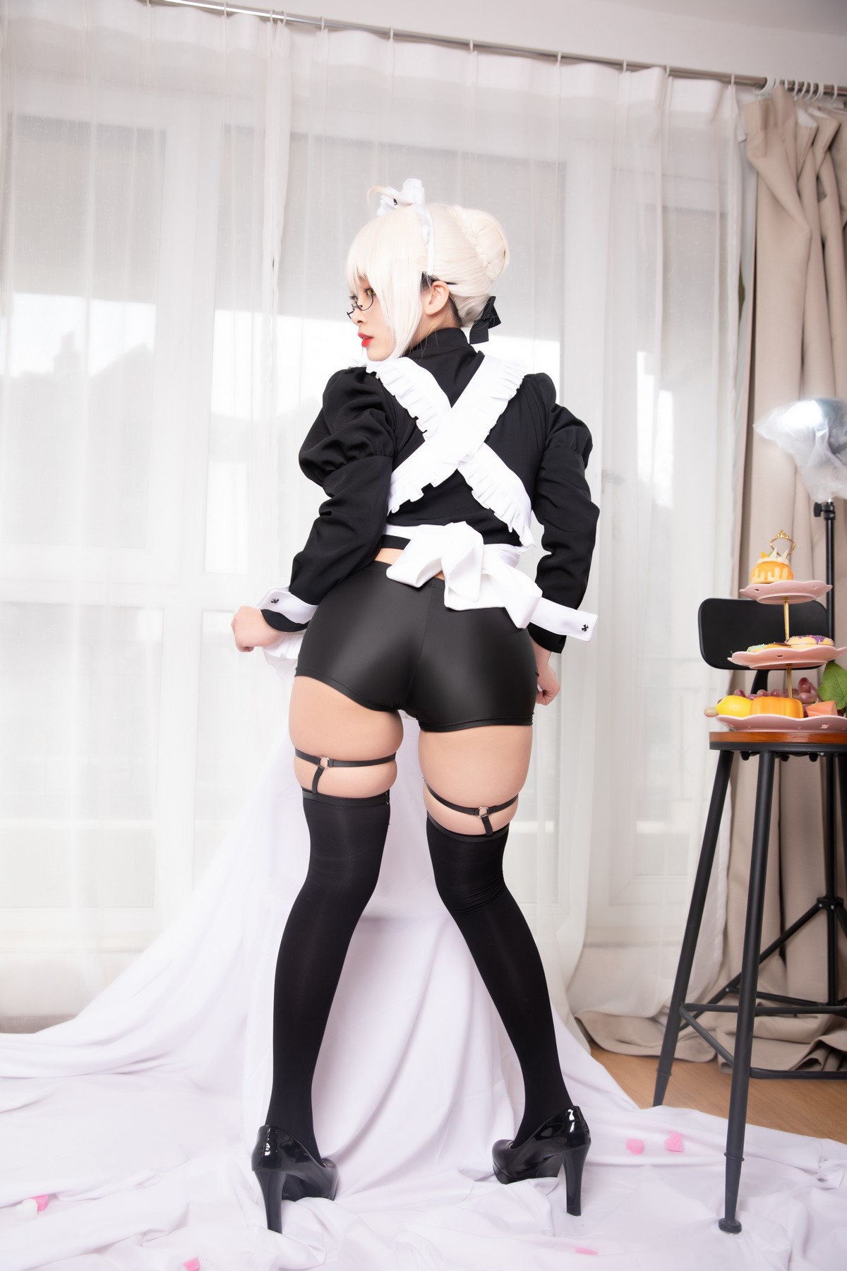 xgyw.top_动漫博主洛璃LoLiSAMA-BX女仆主题私房性感黑色女仆装配黑丝袜丰满诱惑写真40P