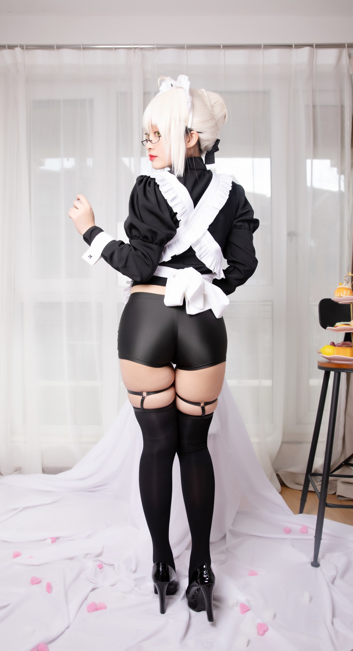 xgyw.top_动漫博主洛璃LoLiSAMA-BX女仆主题私房性感黑色女仆装配黑丝袜丰满诱惑写真40P