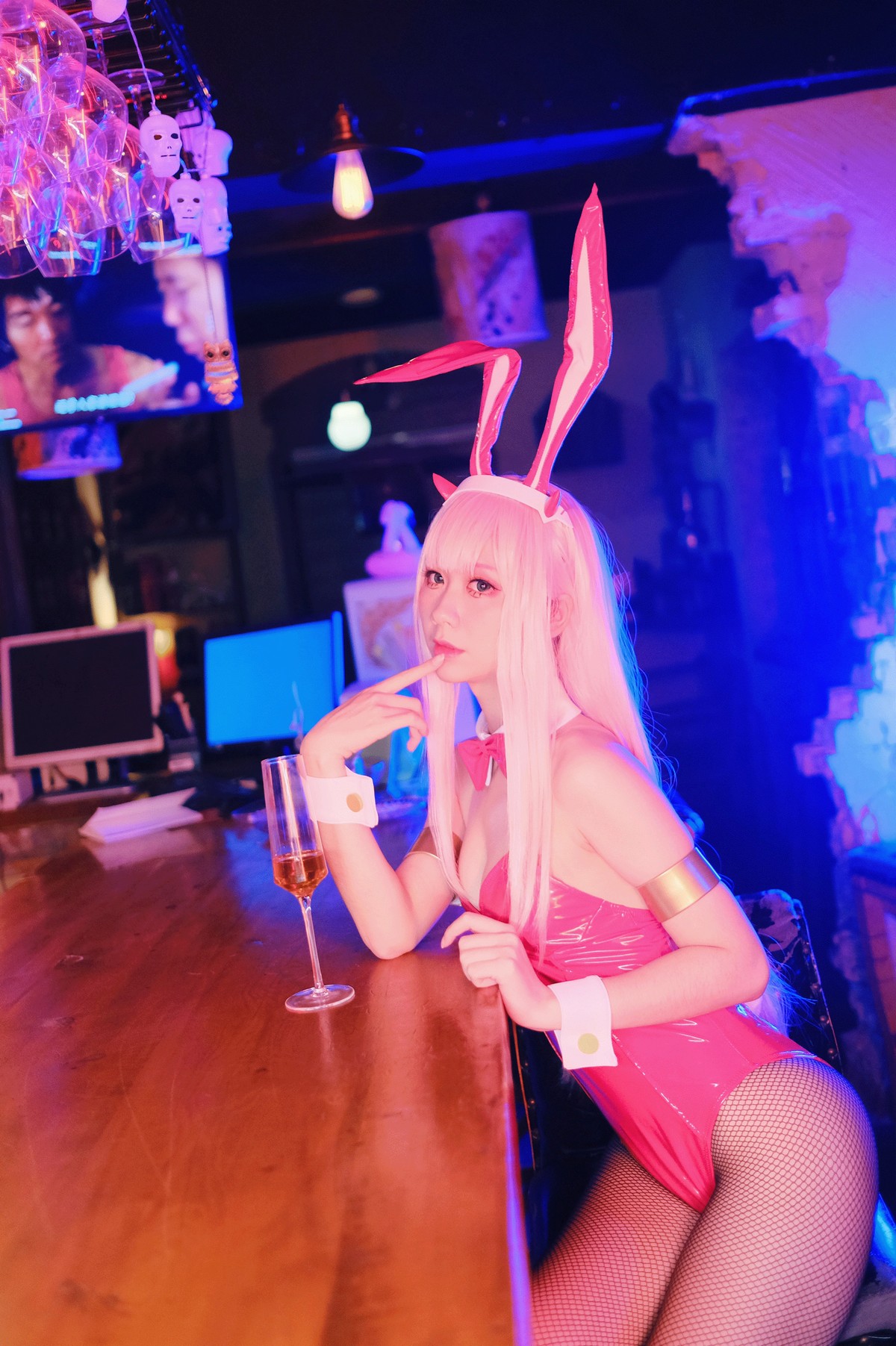 xgyw.top_动漫博主izumi泉桃子兔女郎主题私房红色皮质连体吊带配黑丝网袜撩人诱惑写真40P