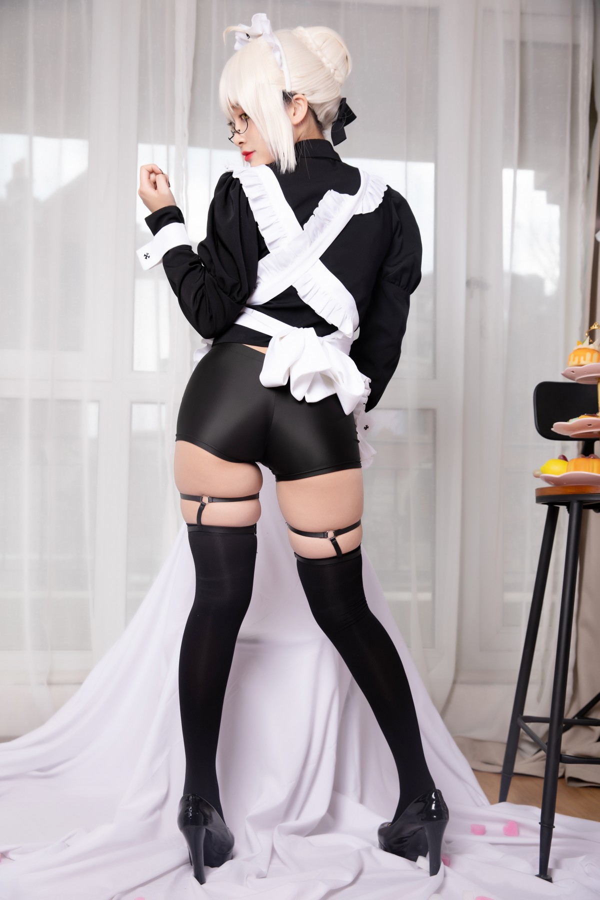 xgyw.top_动漫博主洛璃LoLiSAMA-BX女仆主题私房性感黑色女仆装配黑丝袜丰满诱惑写真40P