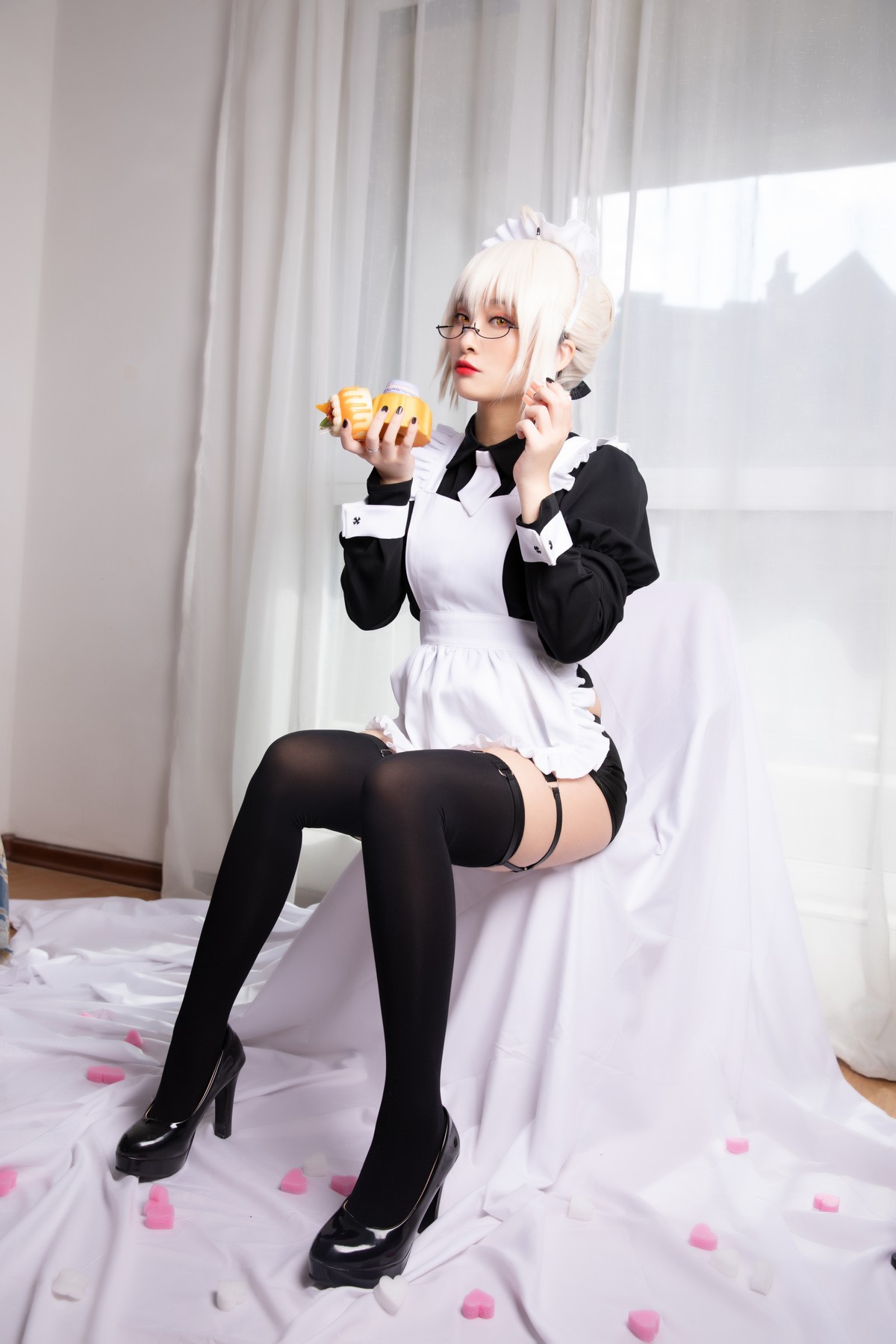 xgyw.top_动漫博主洛璃LoLiSAMA-BX女仆主题私房性感黑色女仆装配黑丝袜丰满诱惑写真40P