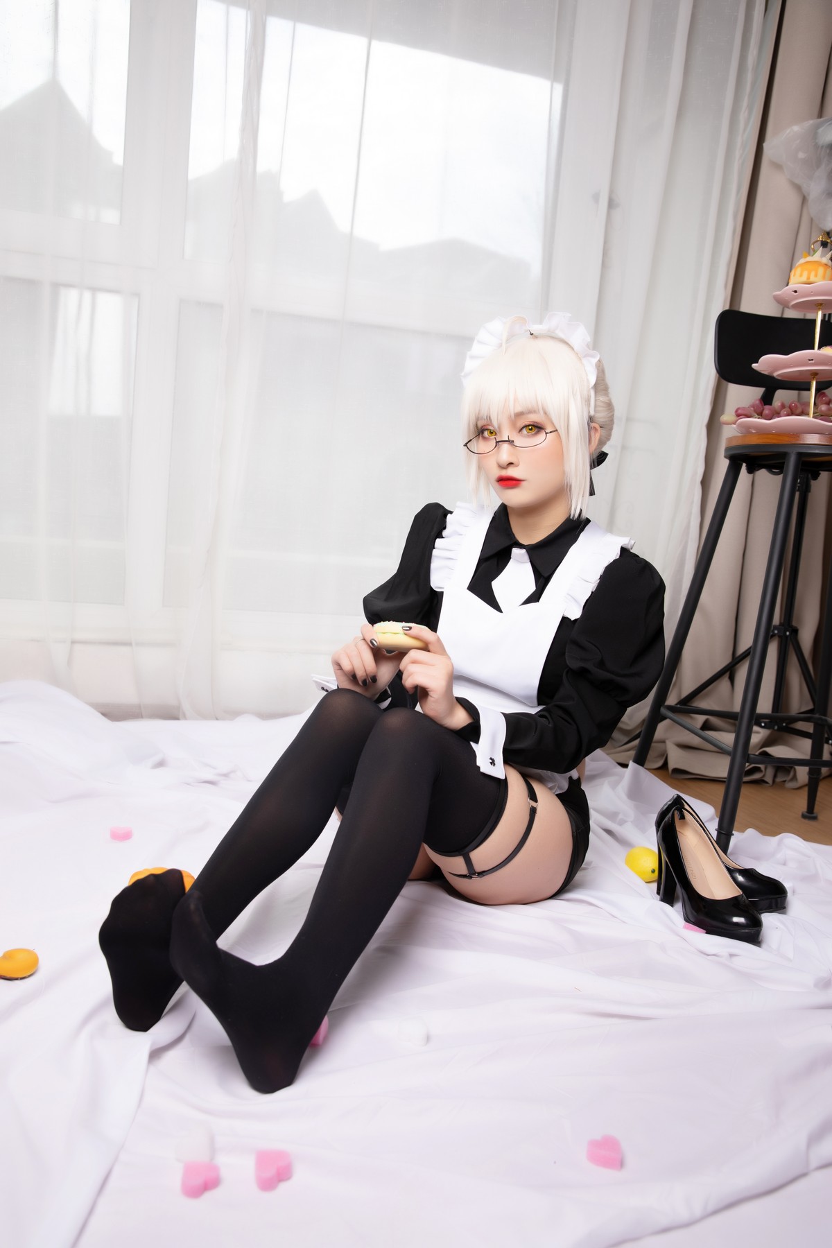 xgyw.top_动漫博主洛璃LoLiSAMA-BX女仆主题私房性感黑色女仆装配黑丝袜丰满诱惑写真40P