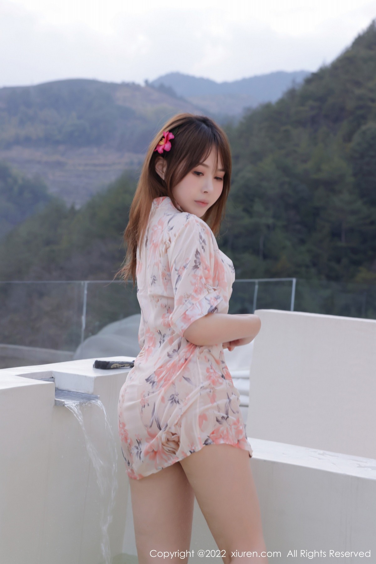 xgyw.top_XiuRen第4666期_女神Evelyn艾莉海南岛旅拍淡色花纹上衣半撩秀翘臀惹火诱惑写真55P