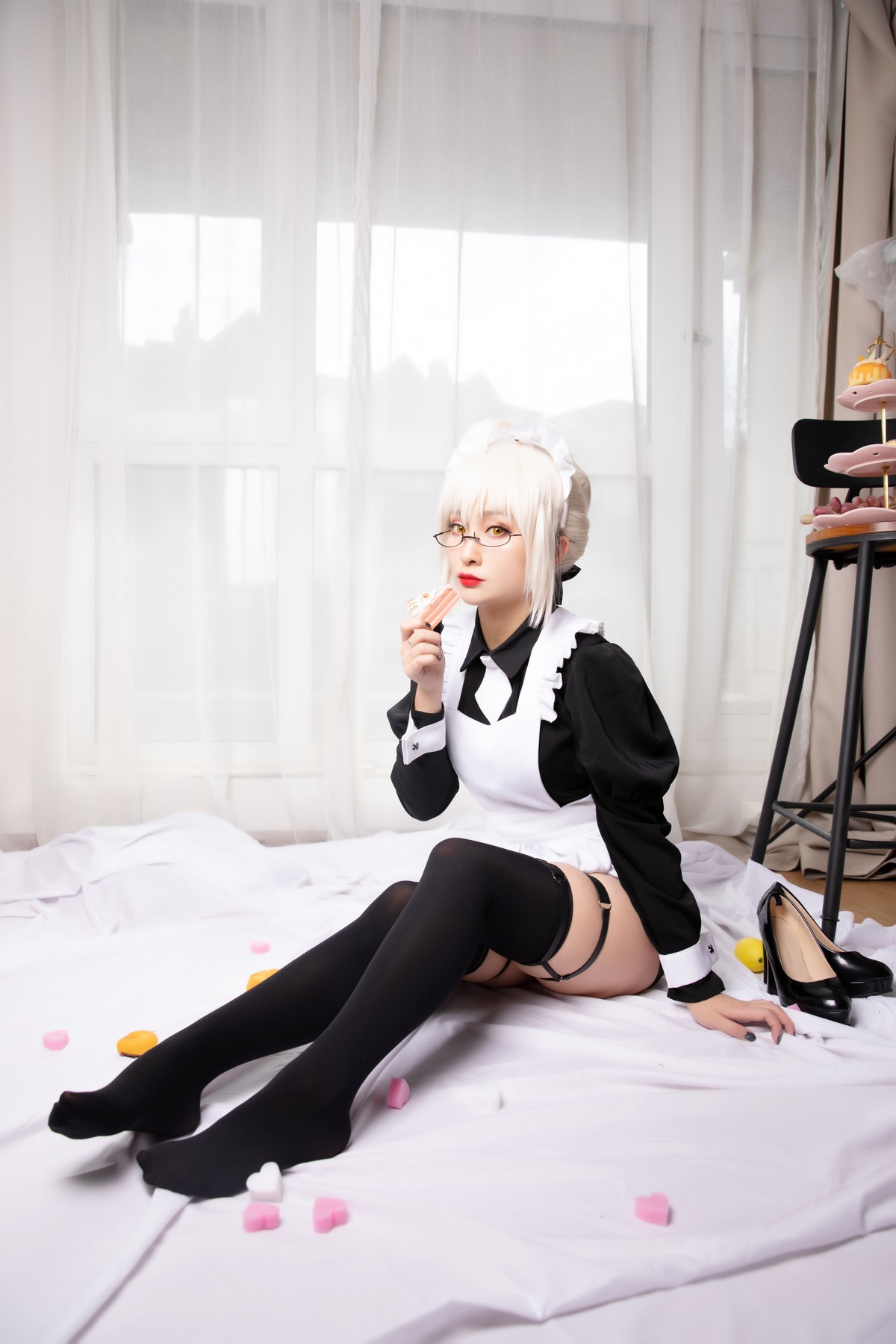 xgyw.top_动漫博主洛璃LoLiSAMA-BX女仆主题私房性感黑色女仆装配黑丝袜丰满诱惑写真40P