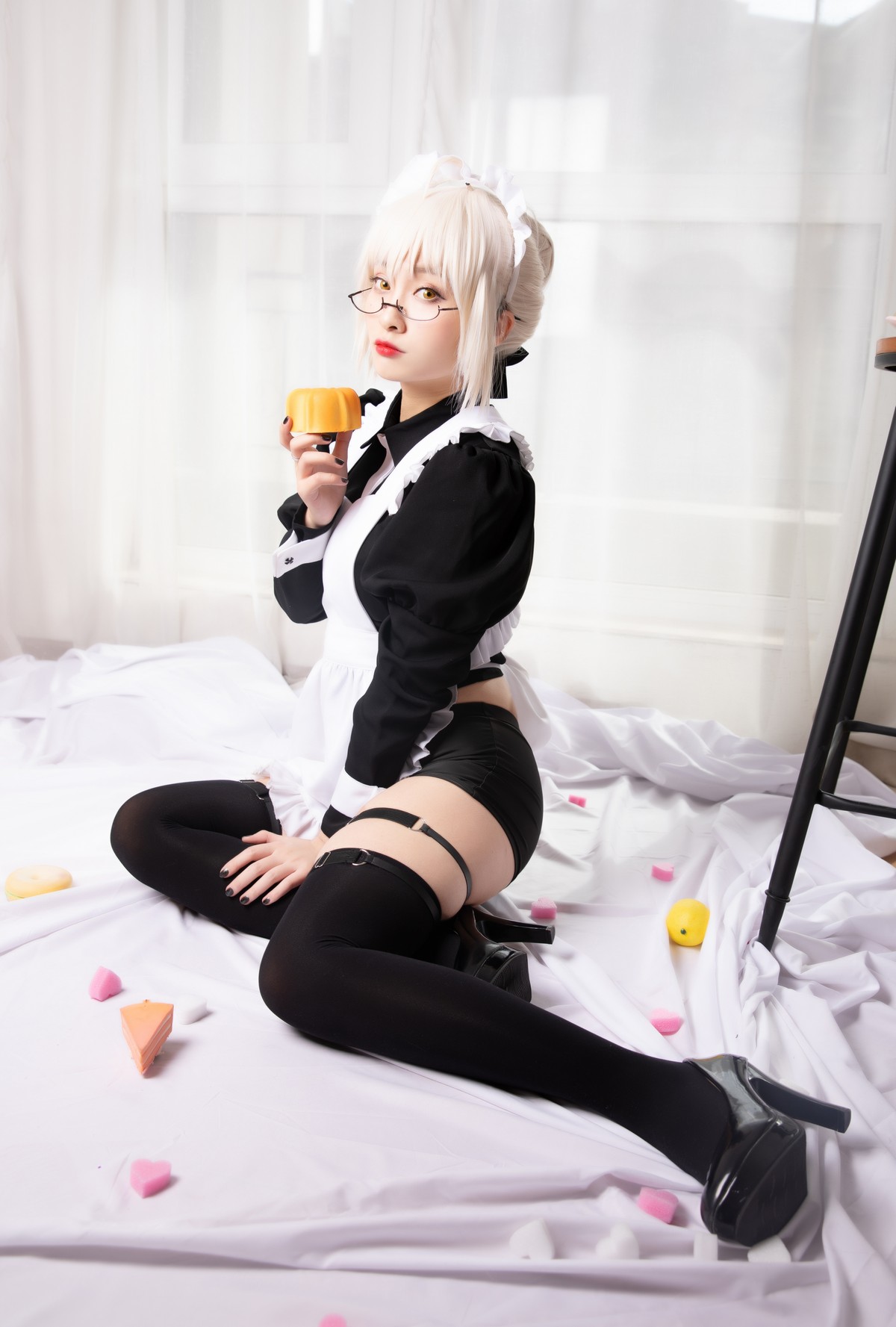 xgyw.top_动漫博主洛璃LoLiSAMA-BX女仆主题私房性感黑色女仆装配黑丝袜丰满诱惑写真40P