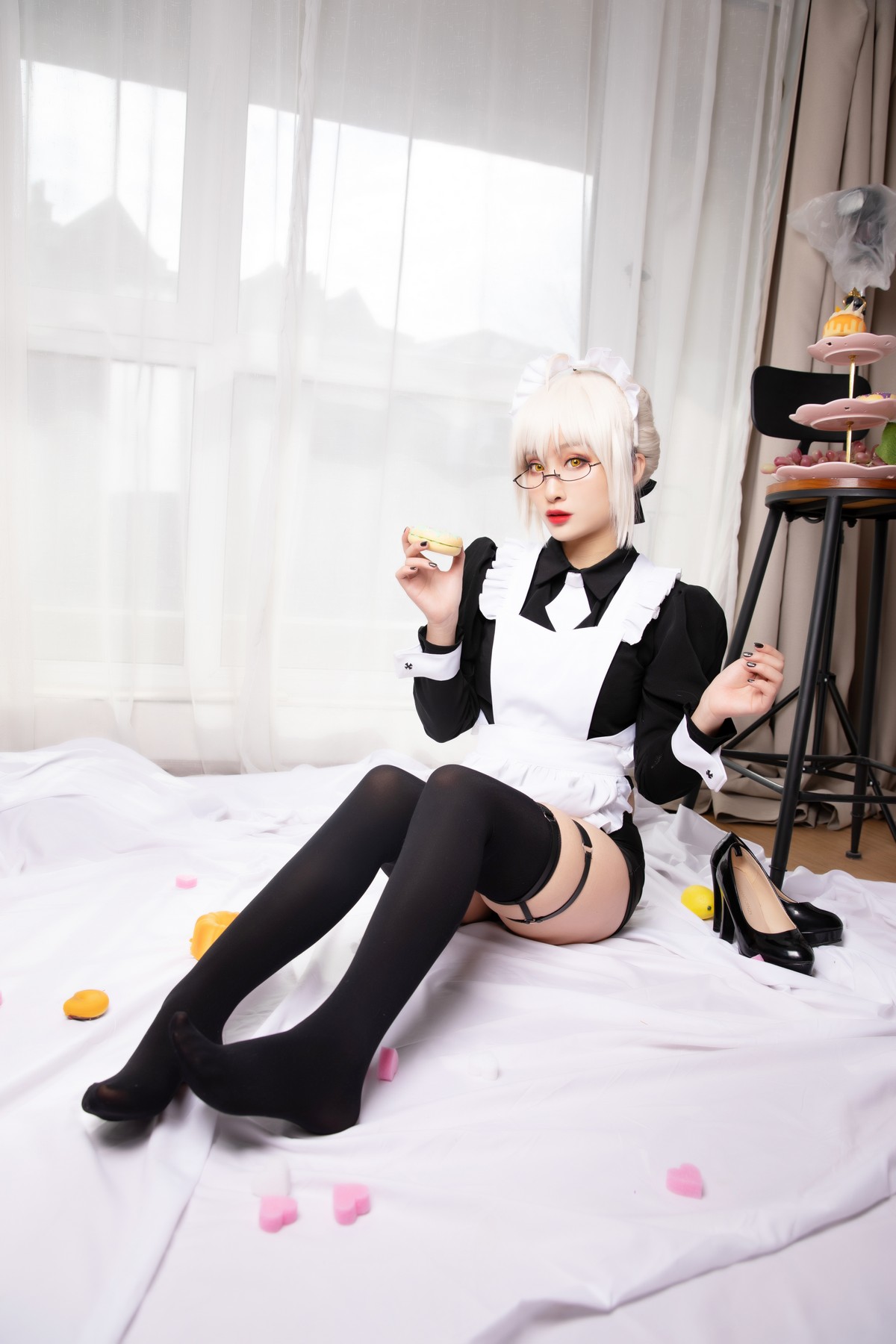 xgyw.top_动漫博主洛璃LoLiSAMA-BX女仆主题私房性感黑色女仆装配黑丝袜丰满诱惑写真40P