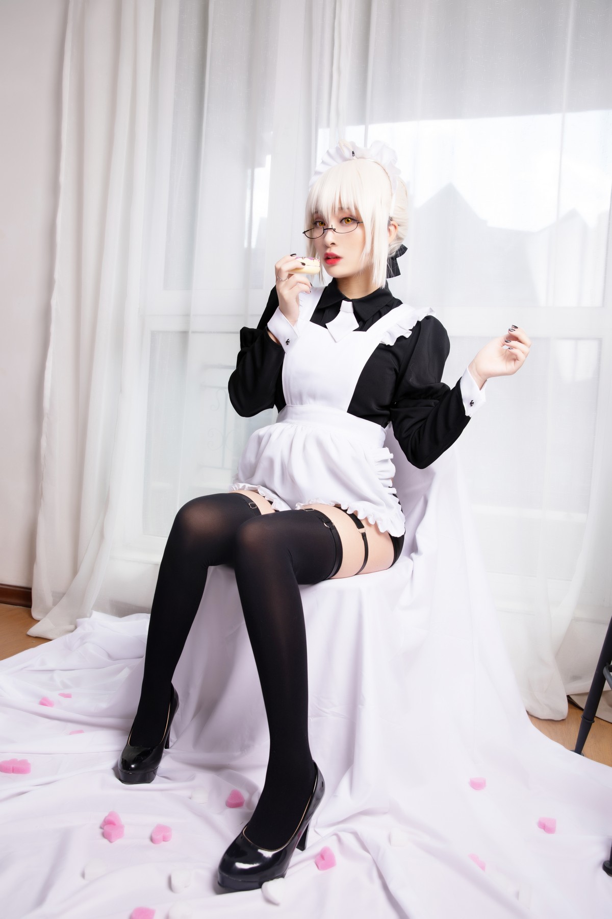 xgyw.top_动漫博主洛璃LoLiSAMA-BX女仆主题私房性感黑色女仆装配黑丝袜丰满诱惑写真40P