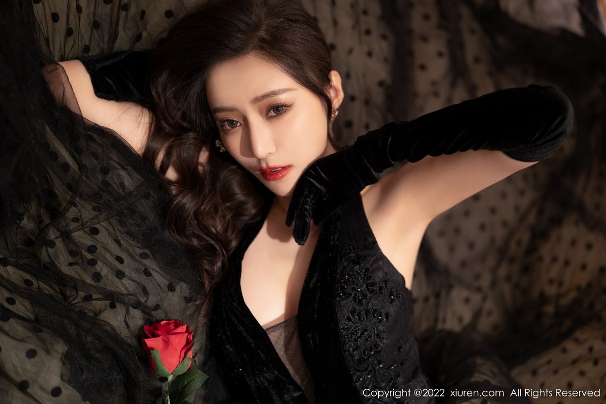 xgyw.top_XiuRen第4673期_女神王馨瑶yanni性感黑长裙 红色蕾丝服饰秀完美身材诱惑写真70P