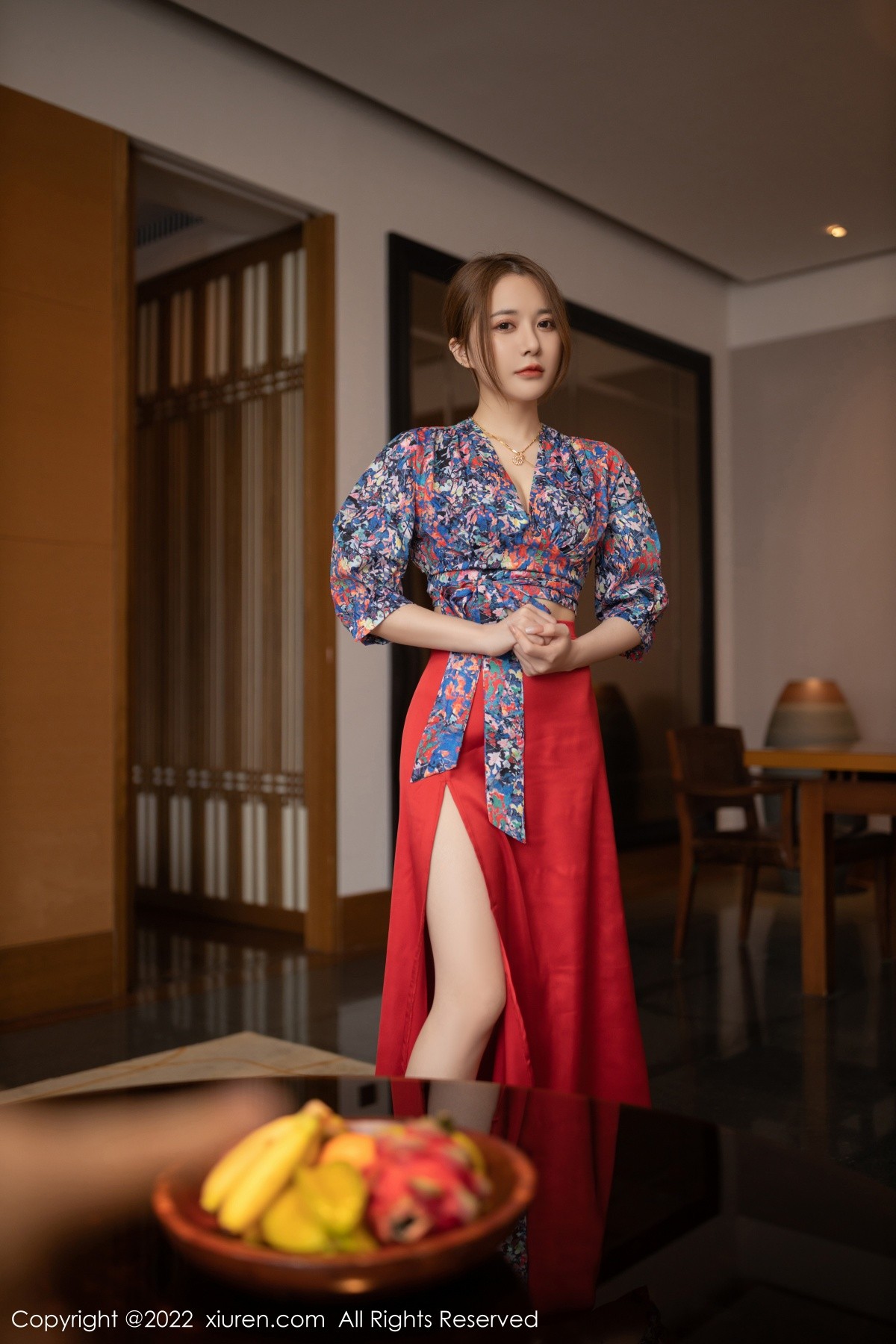 xgyw.top_XiuRen第4674期_模特鱼子酱Fish三亚旅拍花纹上衣配红裙子露蕾丝内衣诱惑写真74P