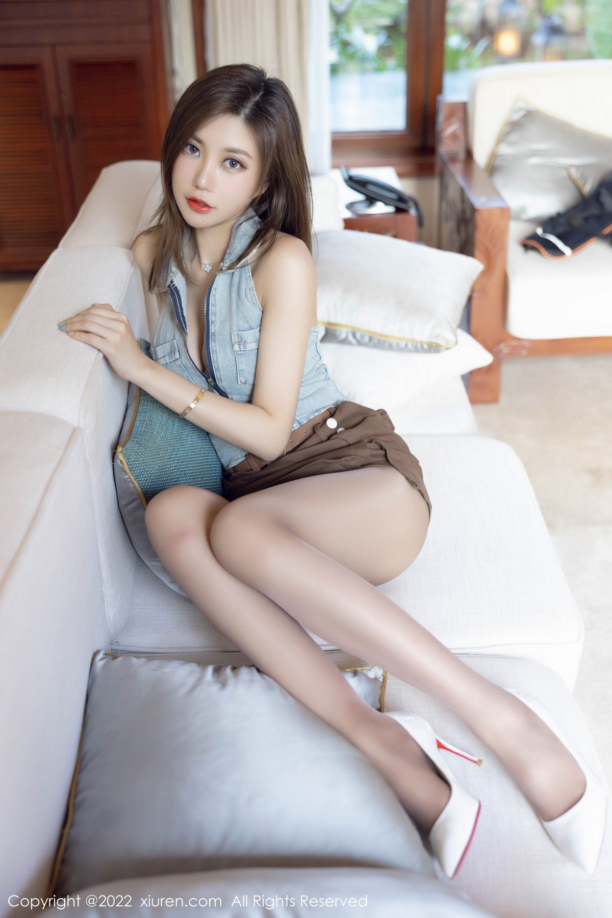 xgyw.top_XiuRen第4675期_女神绮里嘉ula珠三角旅拍室内牛仔服配短裙秀曼妙身姿迷人写真51P