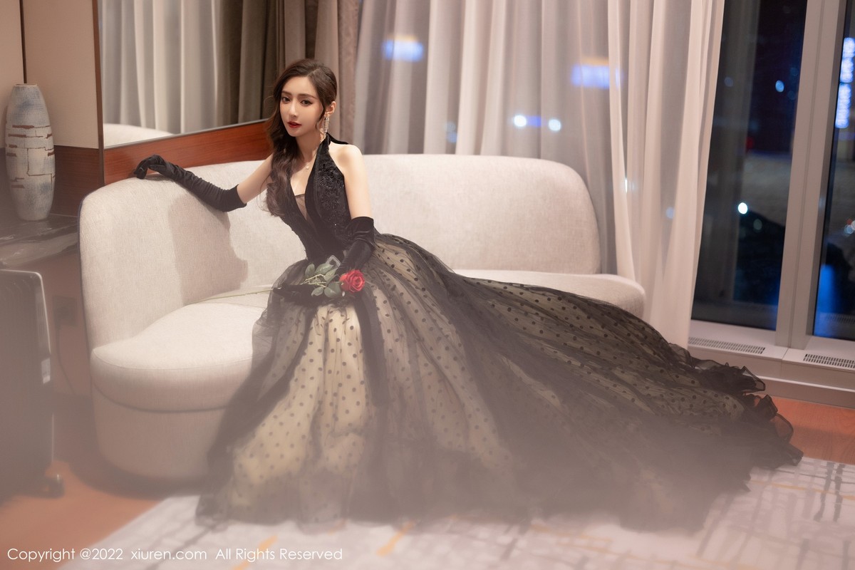 xgyw.top_XiuRen第4673期_女神王馨瑶yanni性感黑长裙 红色蕾丝服饰秀完美身材诱惑写真70P