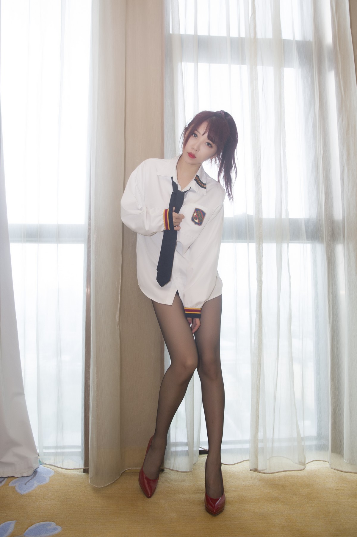 xgyw.top_斗鱼主播小女巫露娜白衬衣主题私房性感白衬衫下超薄黑丝裤袜秀美腿诱惑写真28P