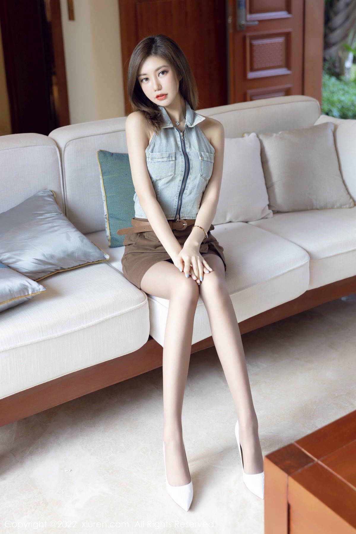 xgyw.top_XiuRen第4675期_女神绮里嘉ula珠三角旅拍室内牛仔服配短裙秀曼妙身姿迷人写真51P