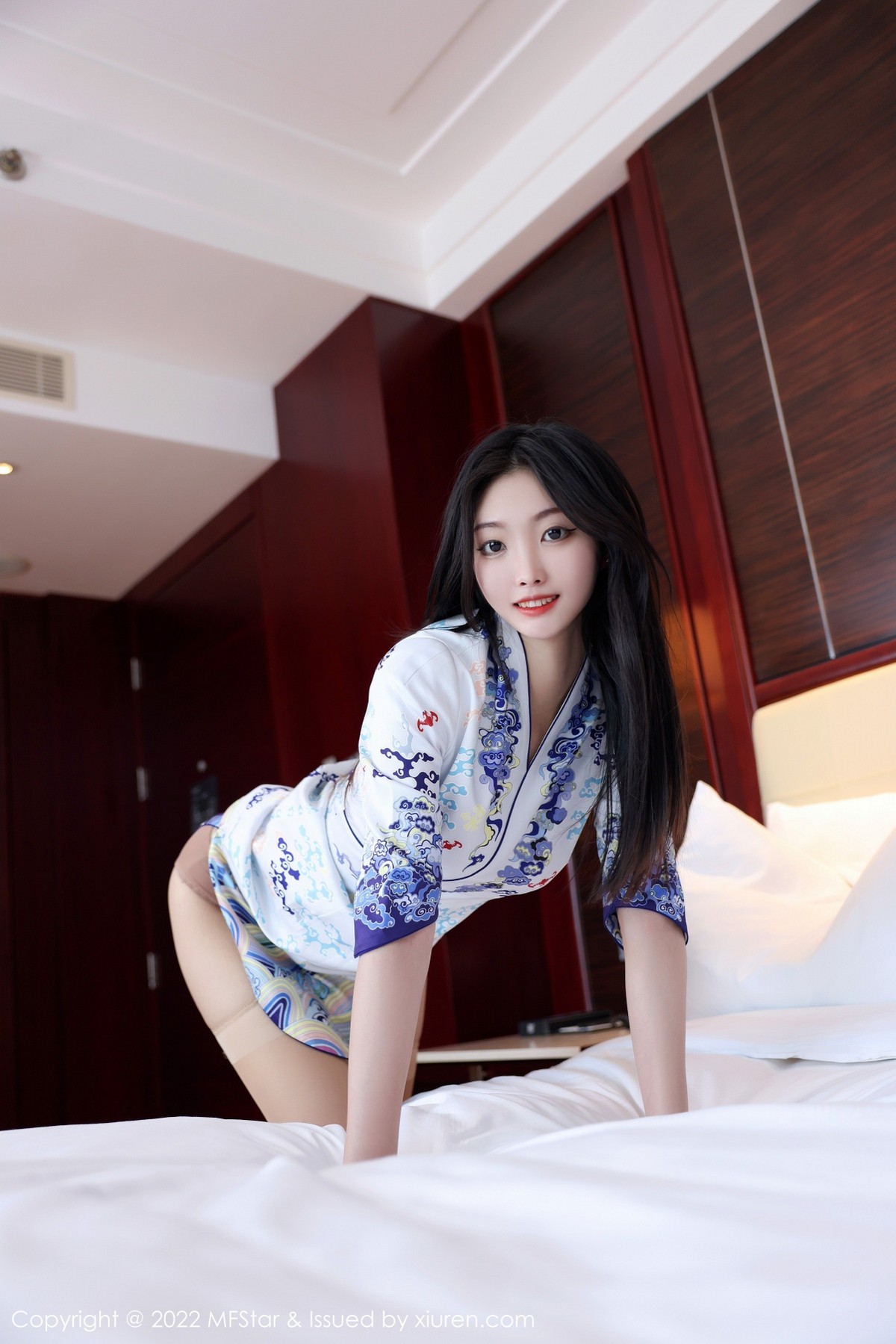 xgyw.top_[MFStar模范学院]Vol.556_新人模特韩好甜宾馆性感图纹旗袍配肉丝裤袜秀美腿诱惑写真58P