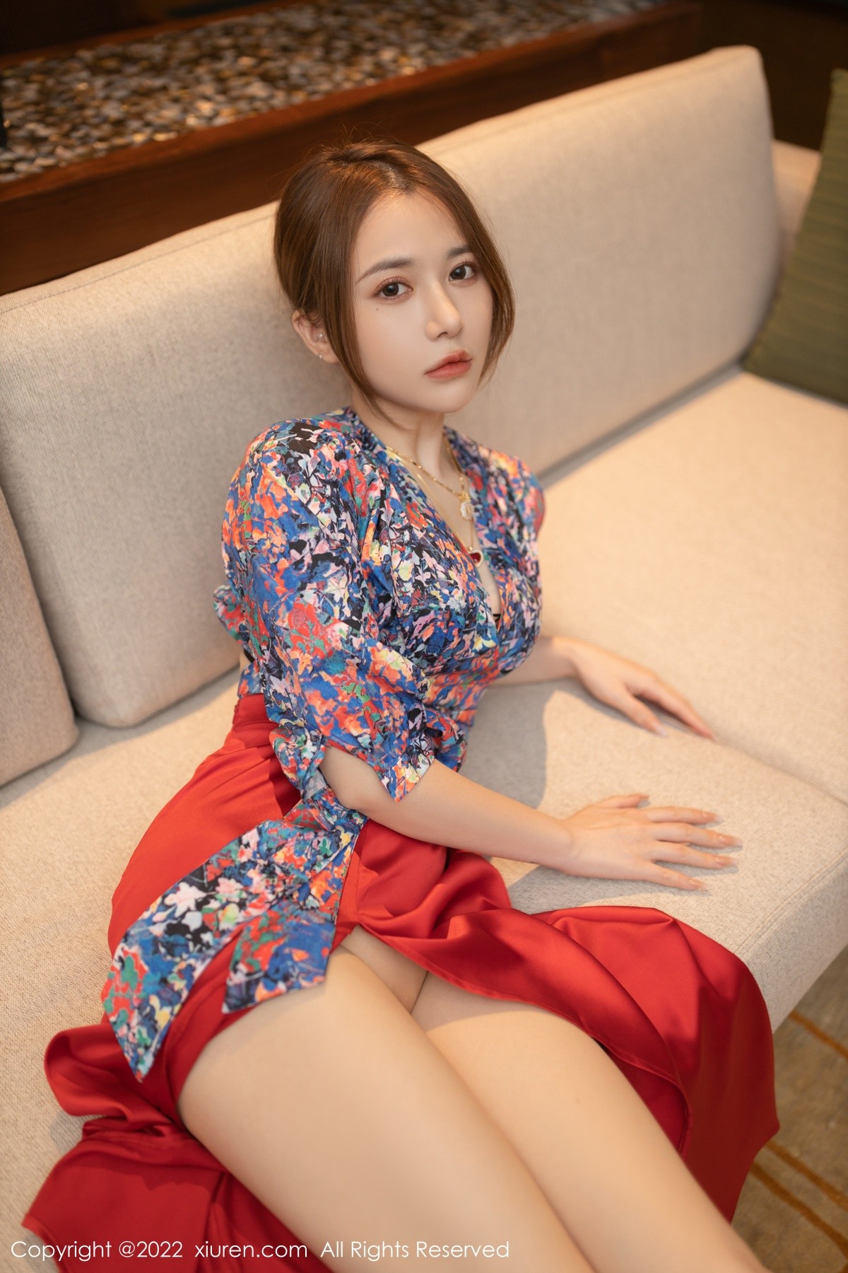 xgyw.top_XiuRen第4674期_模特鱼子酱Fish三亚旅拍花纹上衣配红裙子露蕾丝内衣诱惑写真74P
