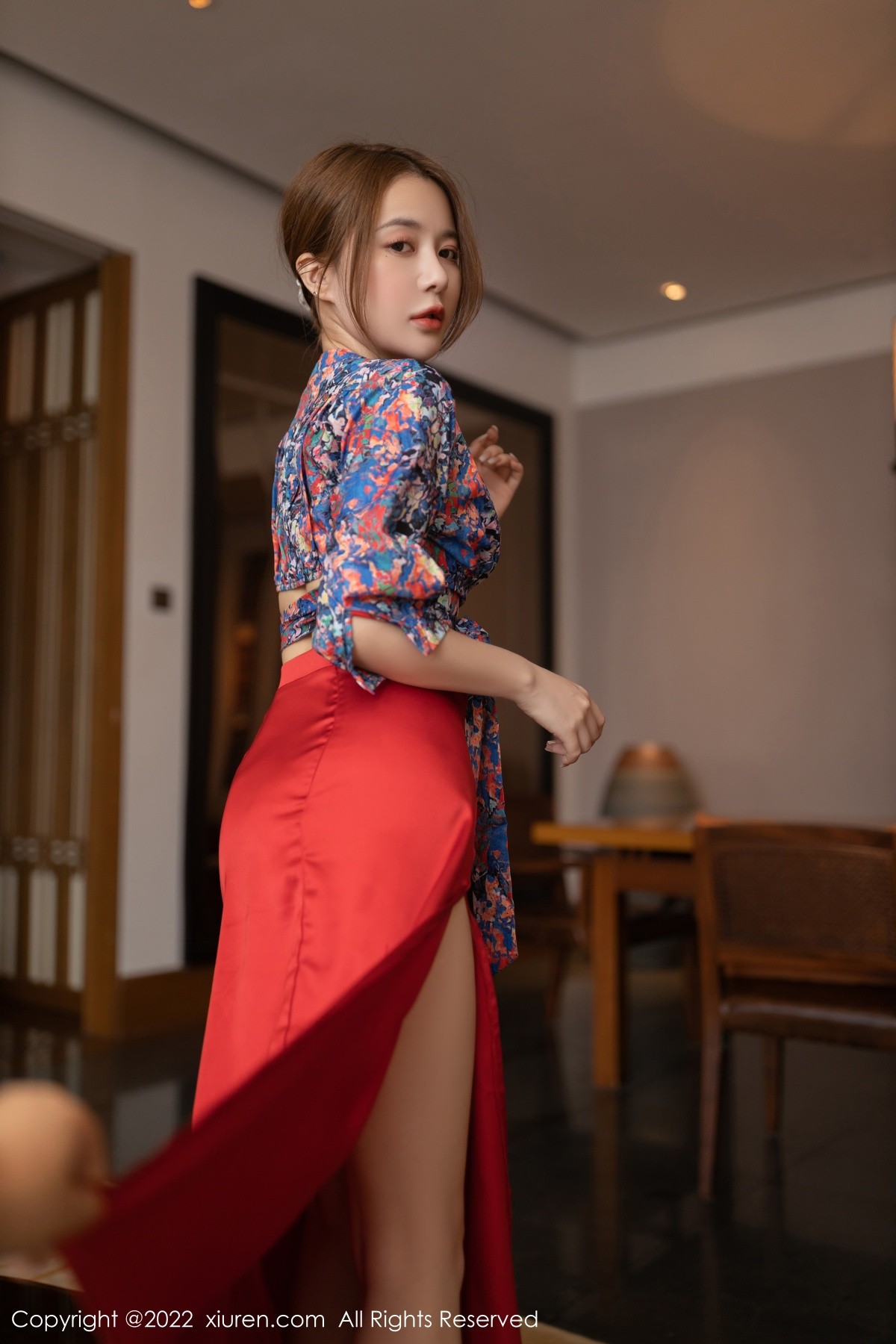 xgyw.top_XiuRen第4674期_模特鱼子酱Fish三亚旅拍花纹上衣配红裙子露蕾丝内衣诱惑写真74P
