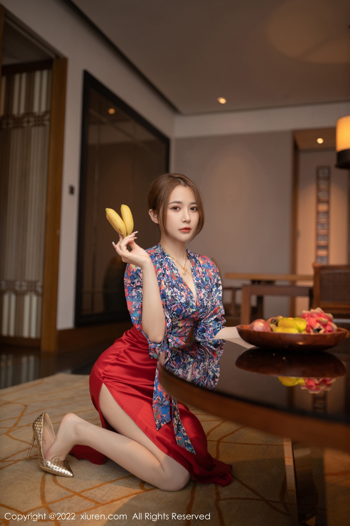 xgyw.top_XiuRen第4674期_模特鱼子酱Fish三亚旅拍花纹上衣配红裙子露蕾丝内衣诱惑写真74P