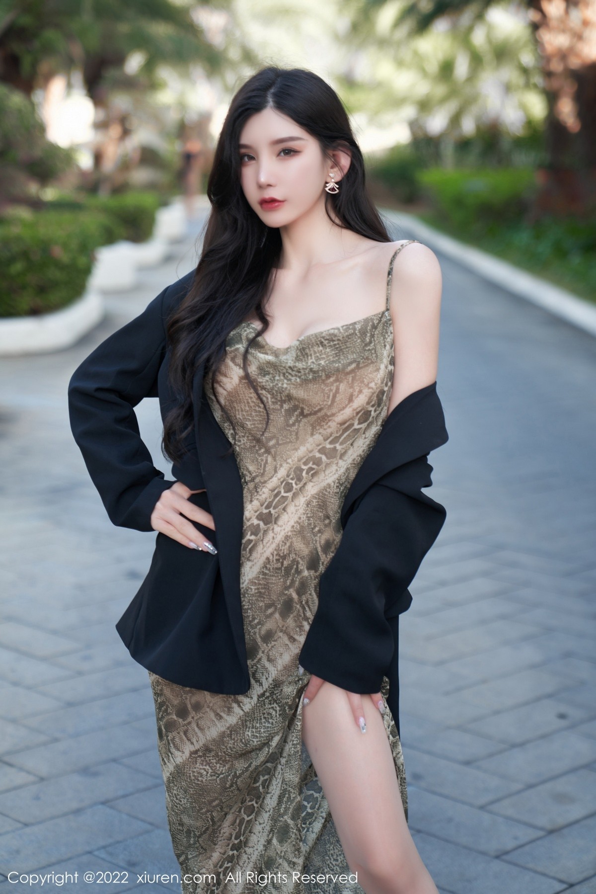 xgyw.top_XiuRen第4676期_女神周于希Sally三亚旅拍吊带裙配肉丝裤袜秀惹火身材诱惑写真64P