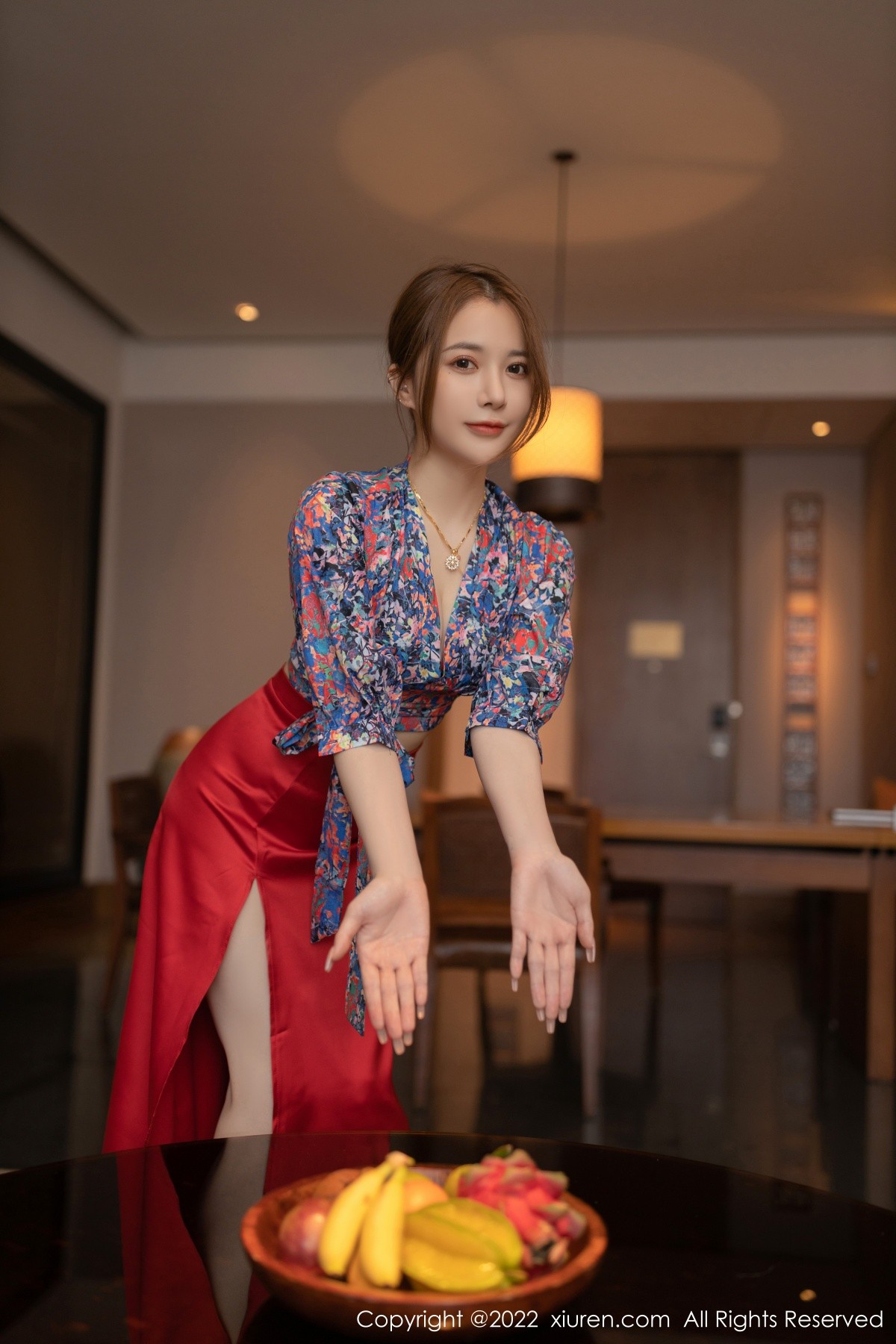 xgyw.top_XiuRen第4674期_模特鱼子酱Fish三亚旅拍花纹上衣配红裙子露蕾丝内衣诱惑写真74P