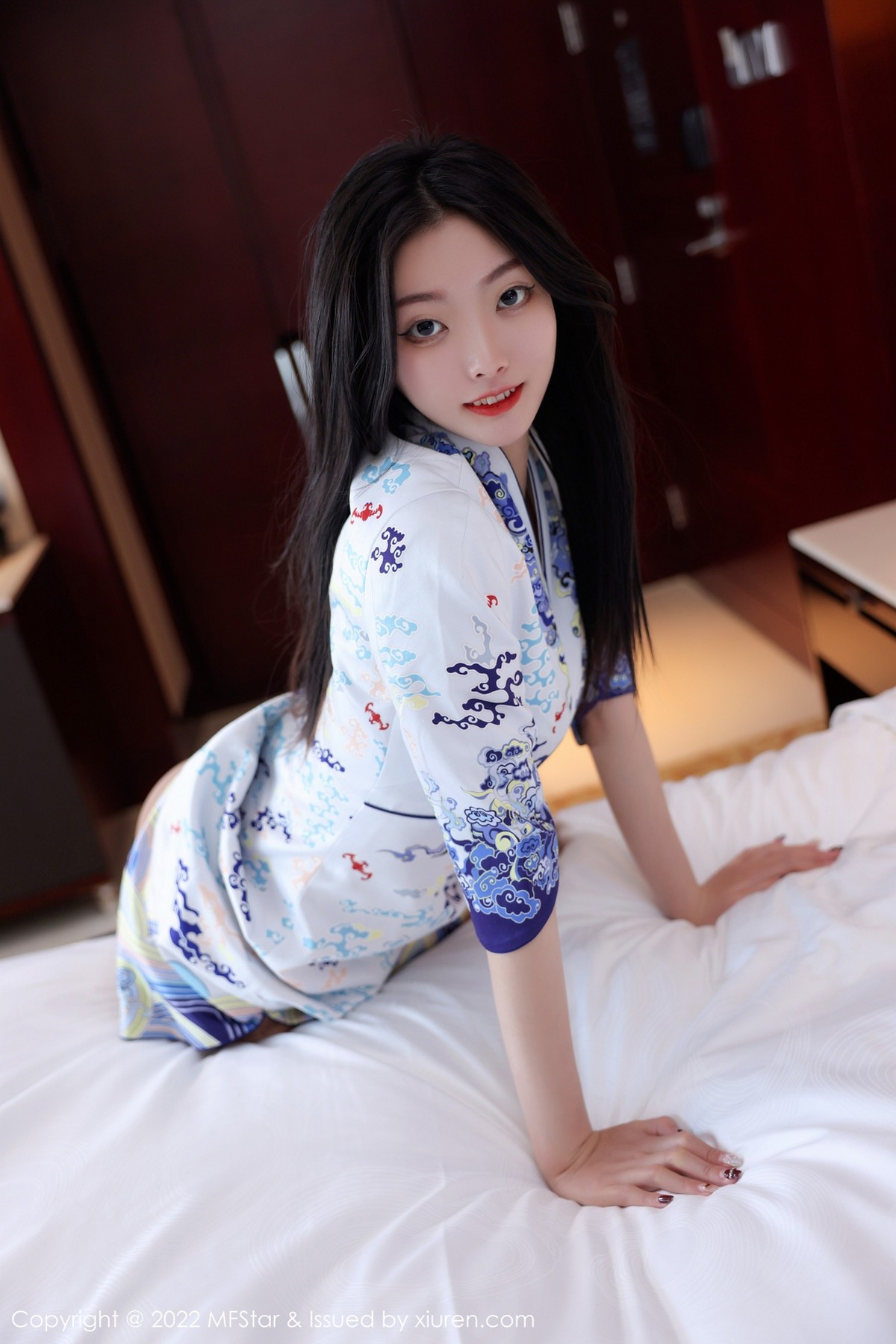 xgyw.top_[MFStar模范学院]Vol.556_新人模特韩好甜宾馆性感图纹旗袍配肉丝裤袜秀美腿诱惑写真58P