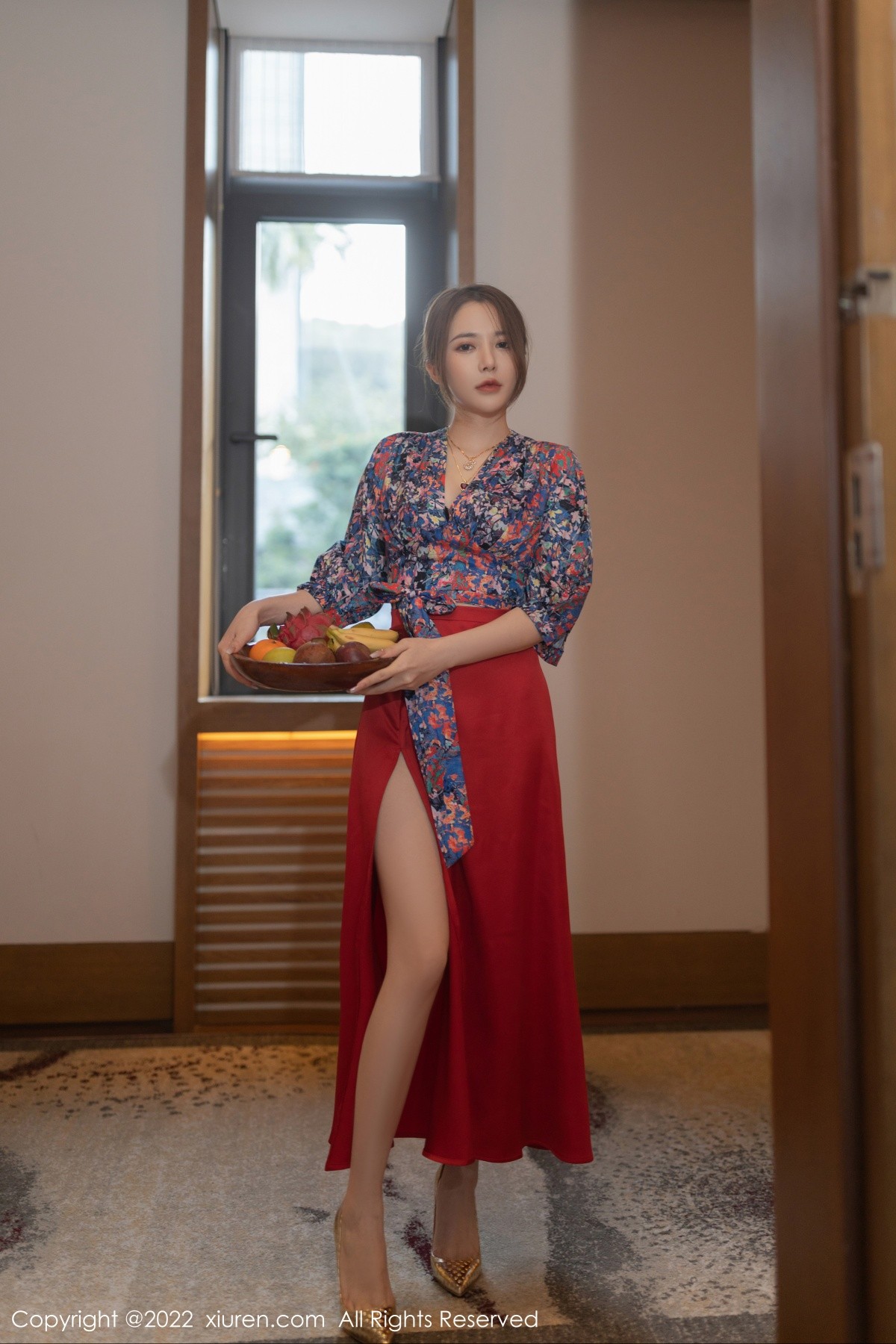 xgyw.top_XiuRen第4674期_模特鱼子酱Fish三亚旅拍花纹上衣配红裙子露蕾丝内衣诱惑写真74P