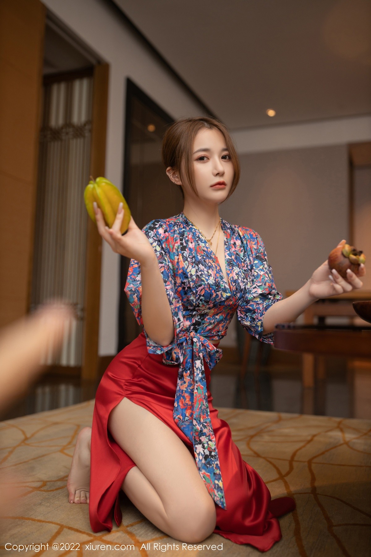 xgyw.top_XiuRen第4674期_模特鱼子酱Fish三亚旅拍花纹上衣配红裙子露蕾丝内衣诱惑写真74P