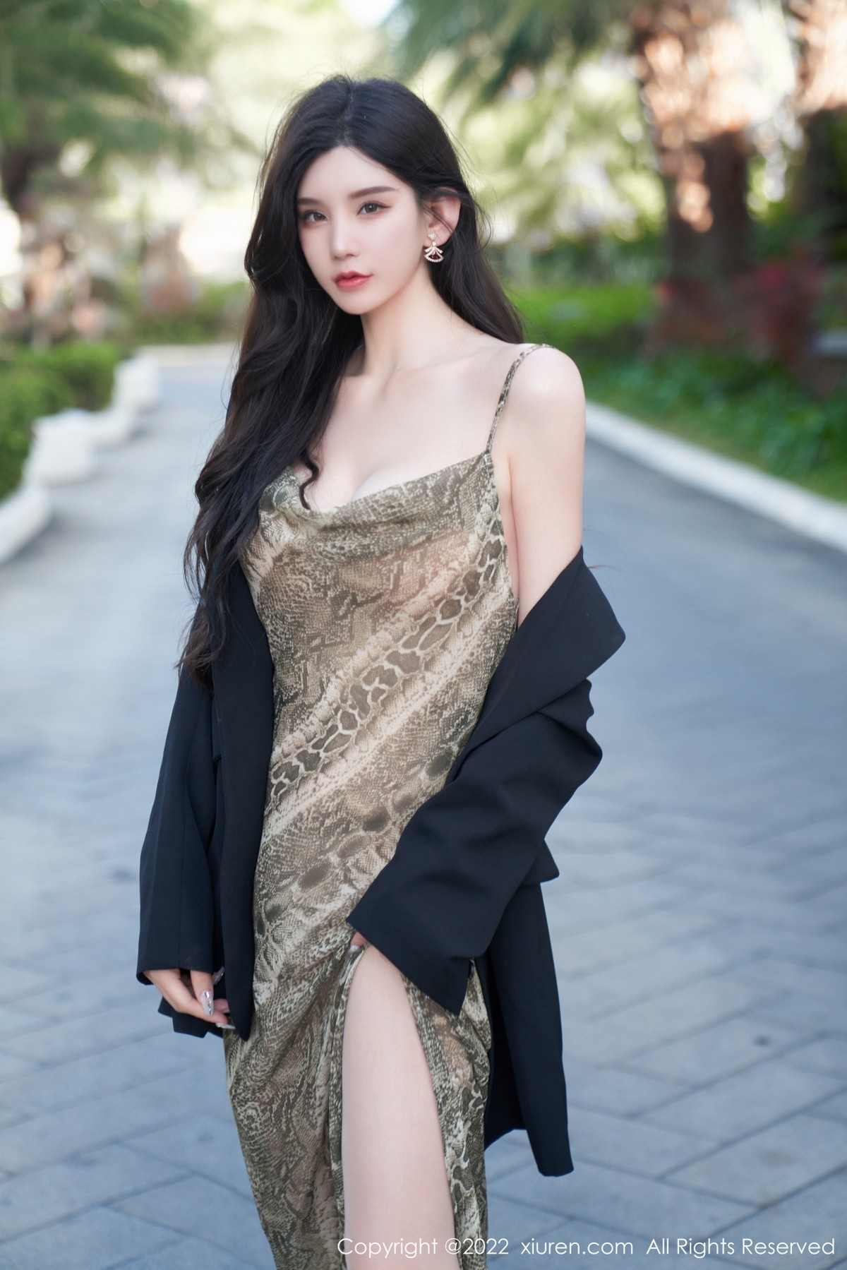 xgyw.top_XiuRen第4676期_女神周于希Sally三亚旅拍吊带裙配肉丝裤袜秀惹火身材诱惑写真64P