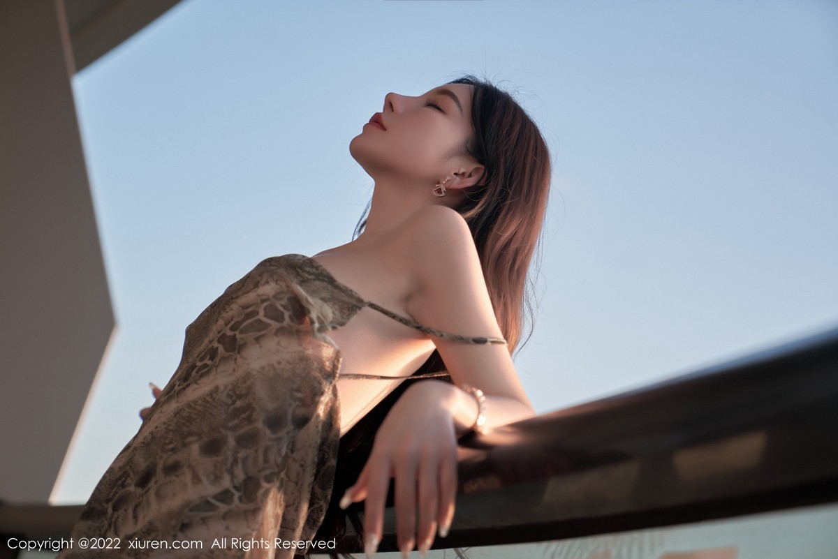 xgyw.top_XiuRen第4676期_女神周于希Sally三亚旅拍吊带裙配肉丝裤袜秀惹火身材诱惑写真64P