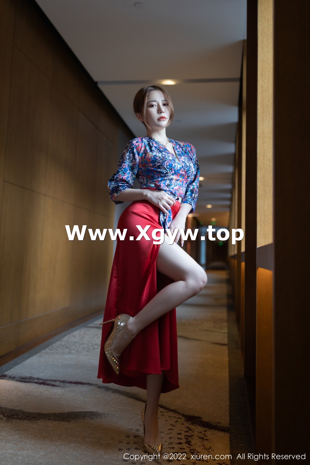 xgyw.top_XiuRen第4674期_模特鱼子酱Fish三亚旅拍花纹上衣配红裙子露蕾丝内衣诱惑写真74P
