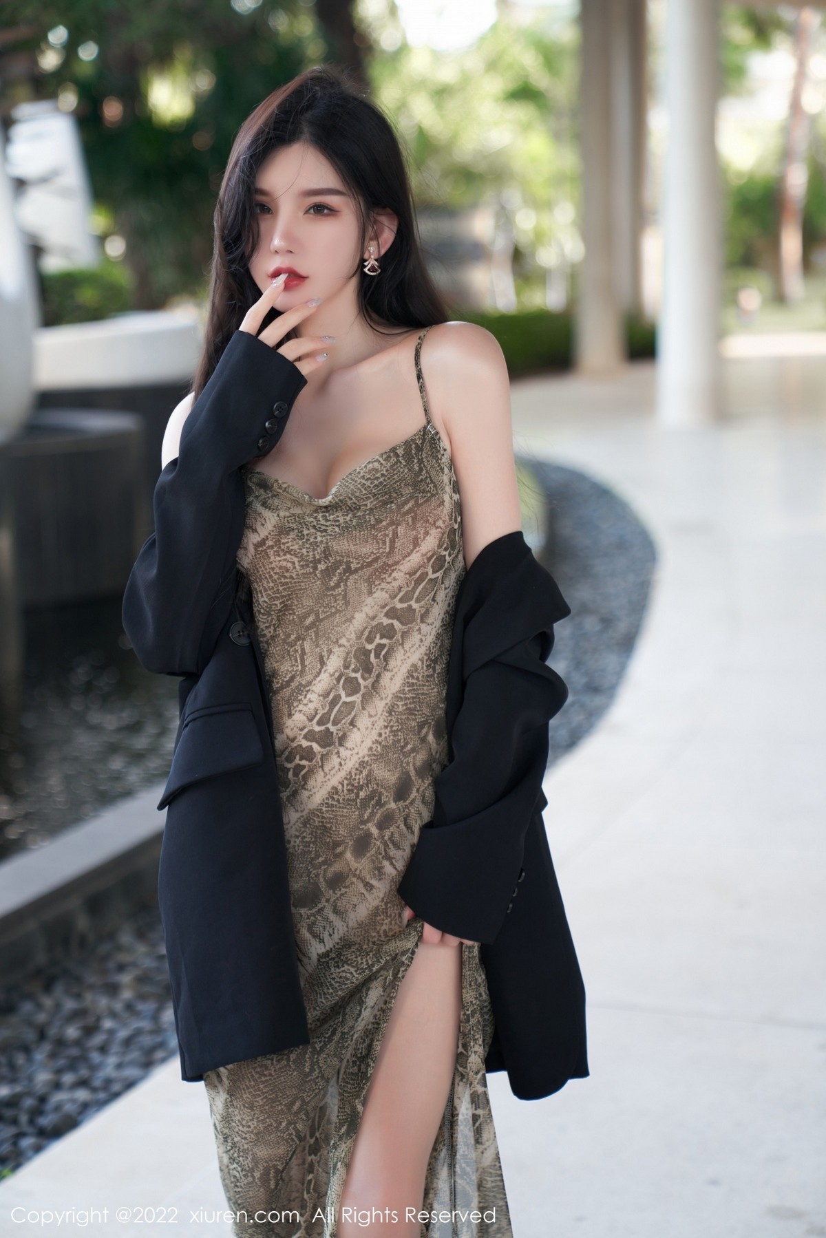 xgyw.top_XiuRen第4676期_女神周于希Sally三亚旅拍吊带裙配肉丝裤袜秀惹火身材诱惑写真64P